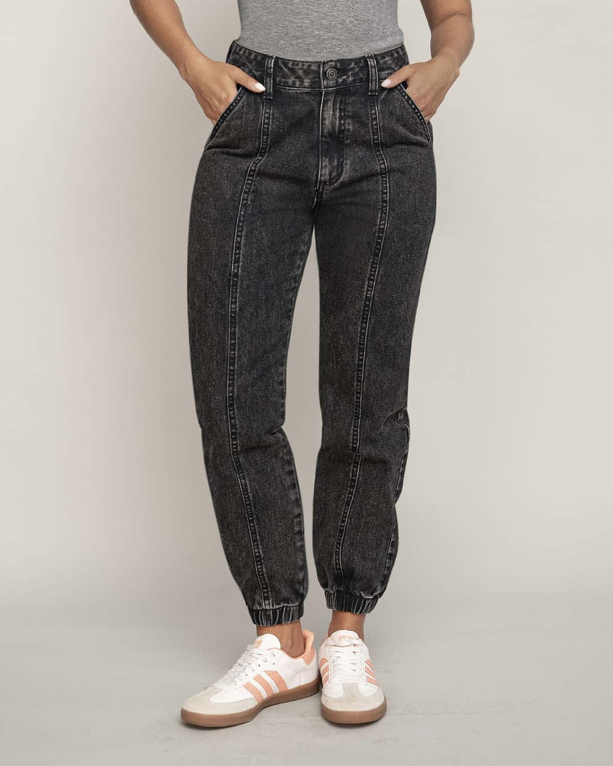 Jean tipo jogger con cortes decorativos en frente