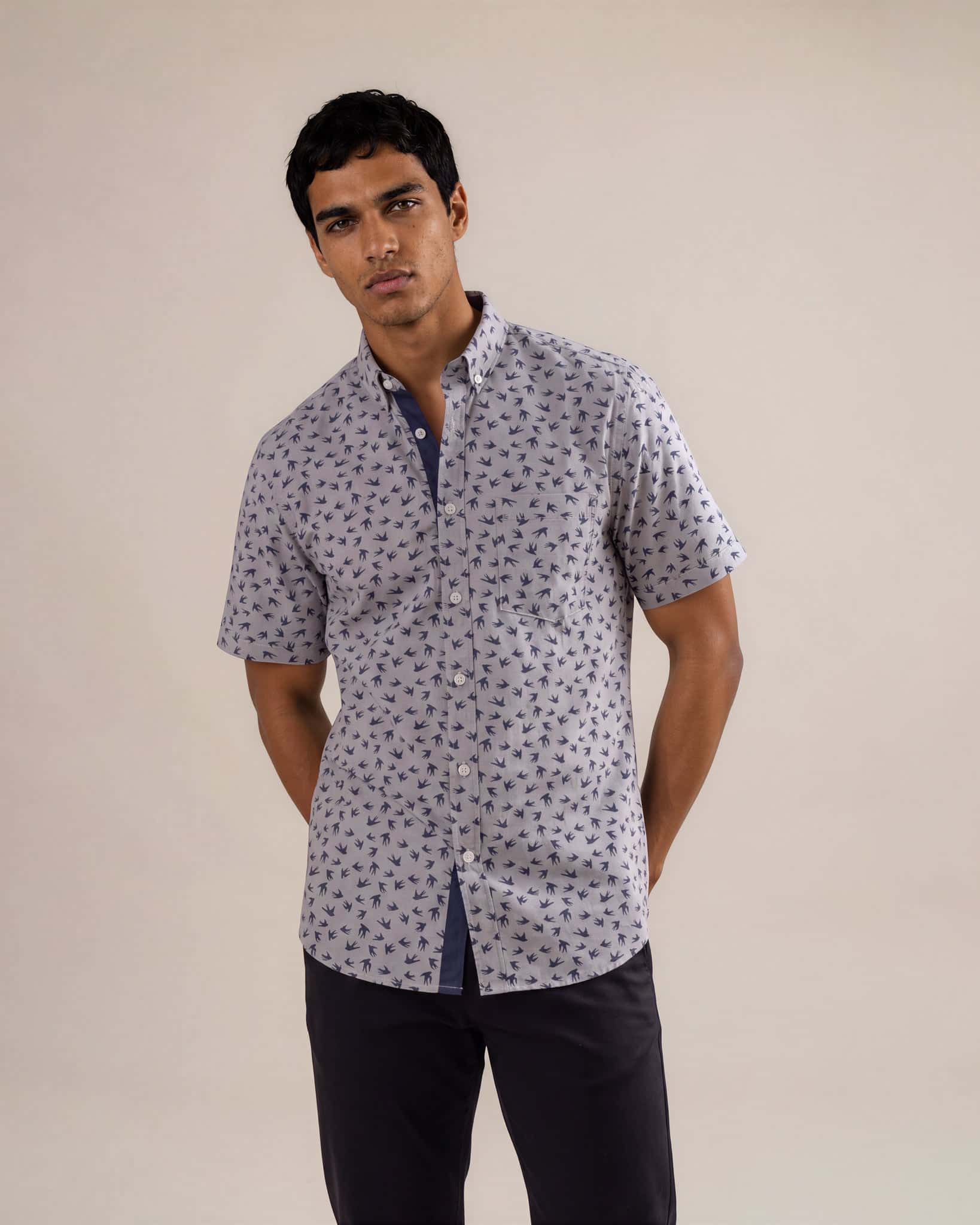 Camisa manga corta con mini prints gris claro