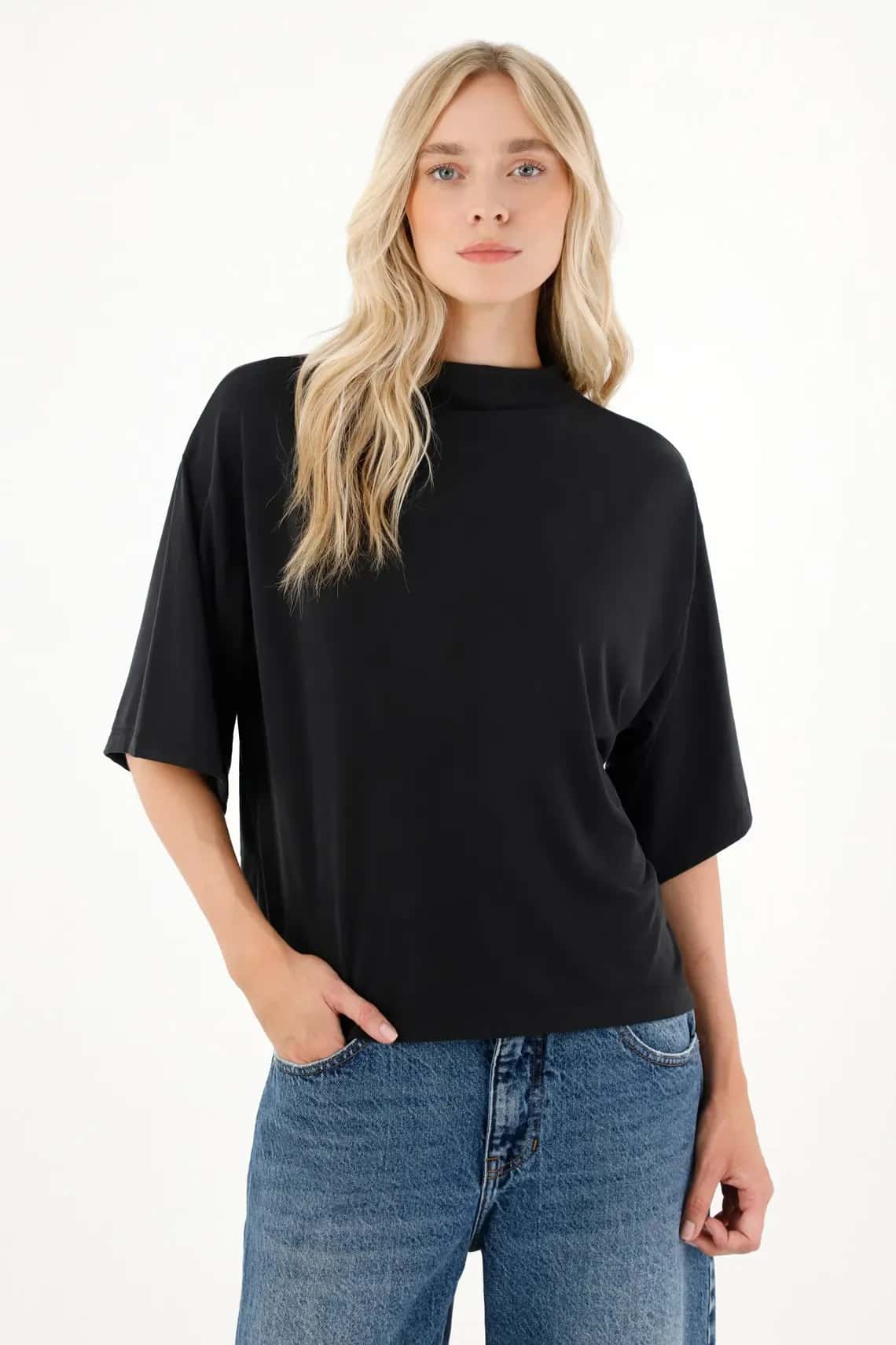Camiseta cuello alto negra para mujer