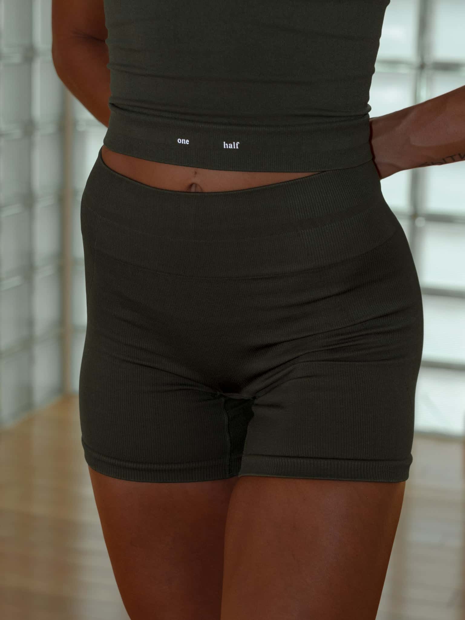 FORM SEAMLESS SHORT - PESTO