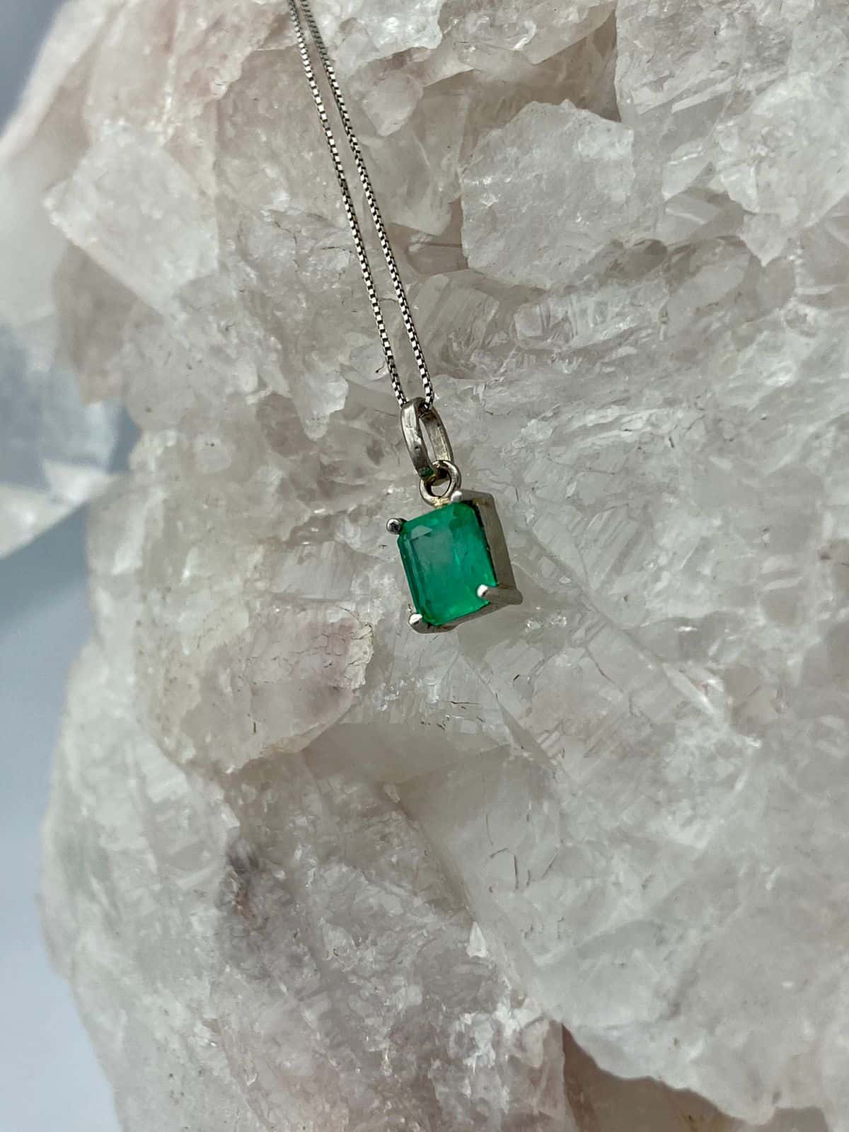 Dije Esmeralda en Oro Blanco 18K