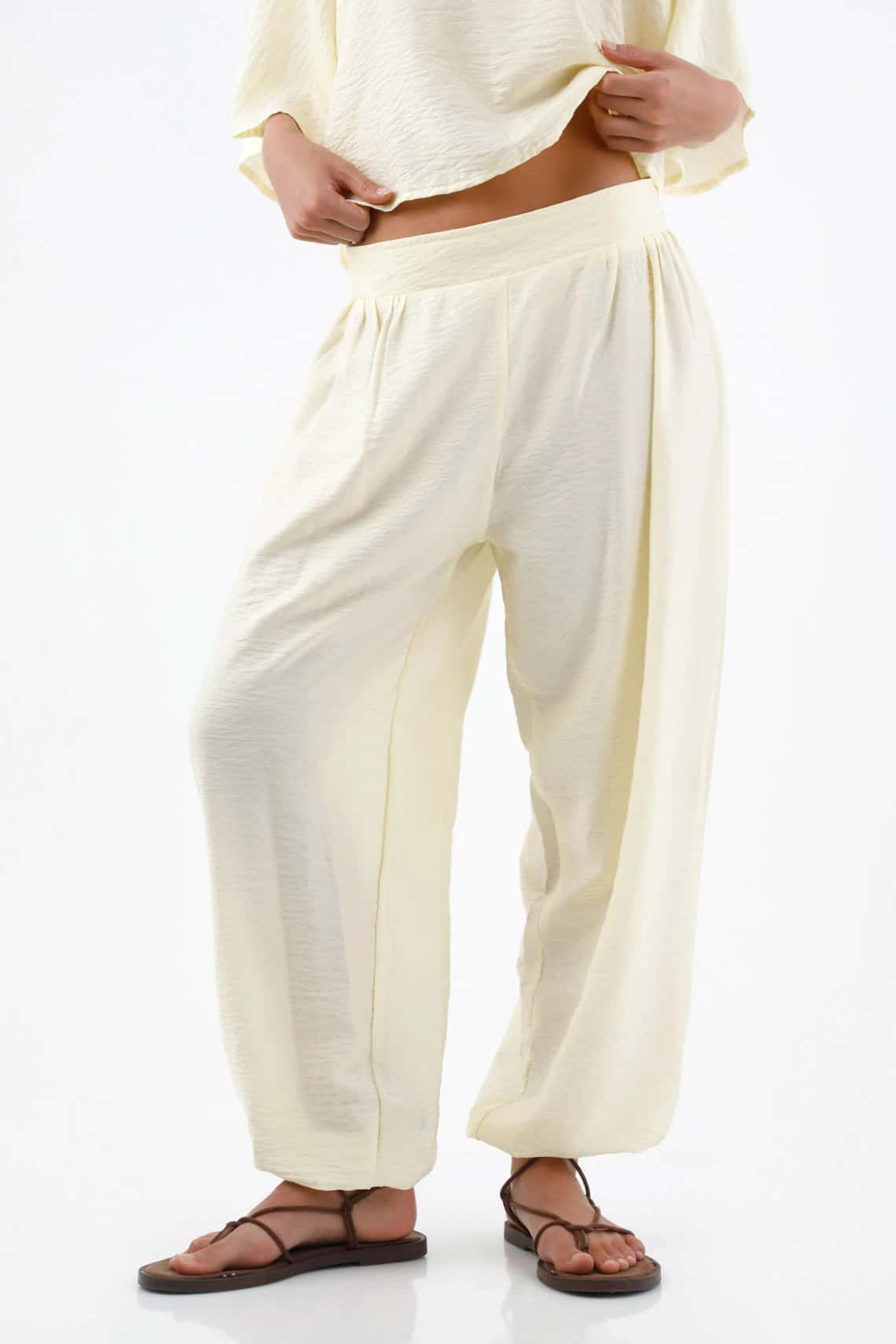 Pantalón para mujer de viscosa marfil fit relajado con textura crinkle