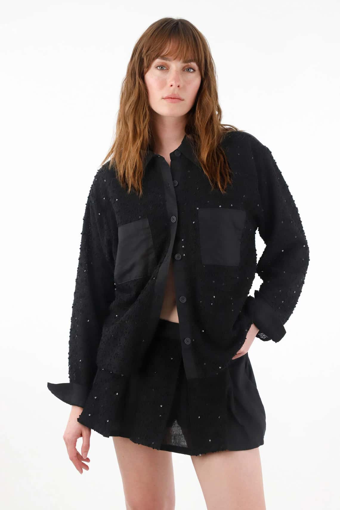 Camisa con detalles de lentejuelas y lino negra para mujer