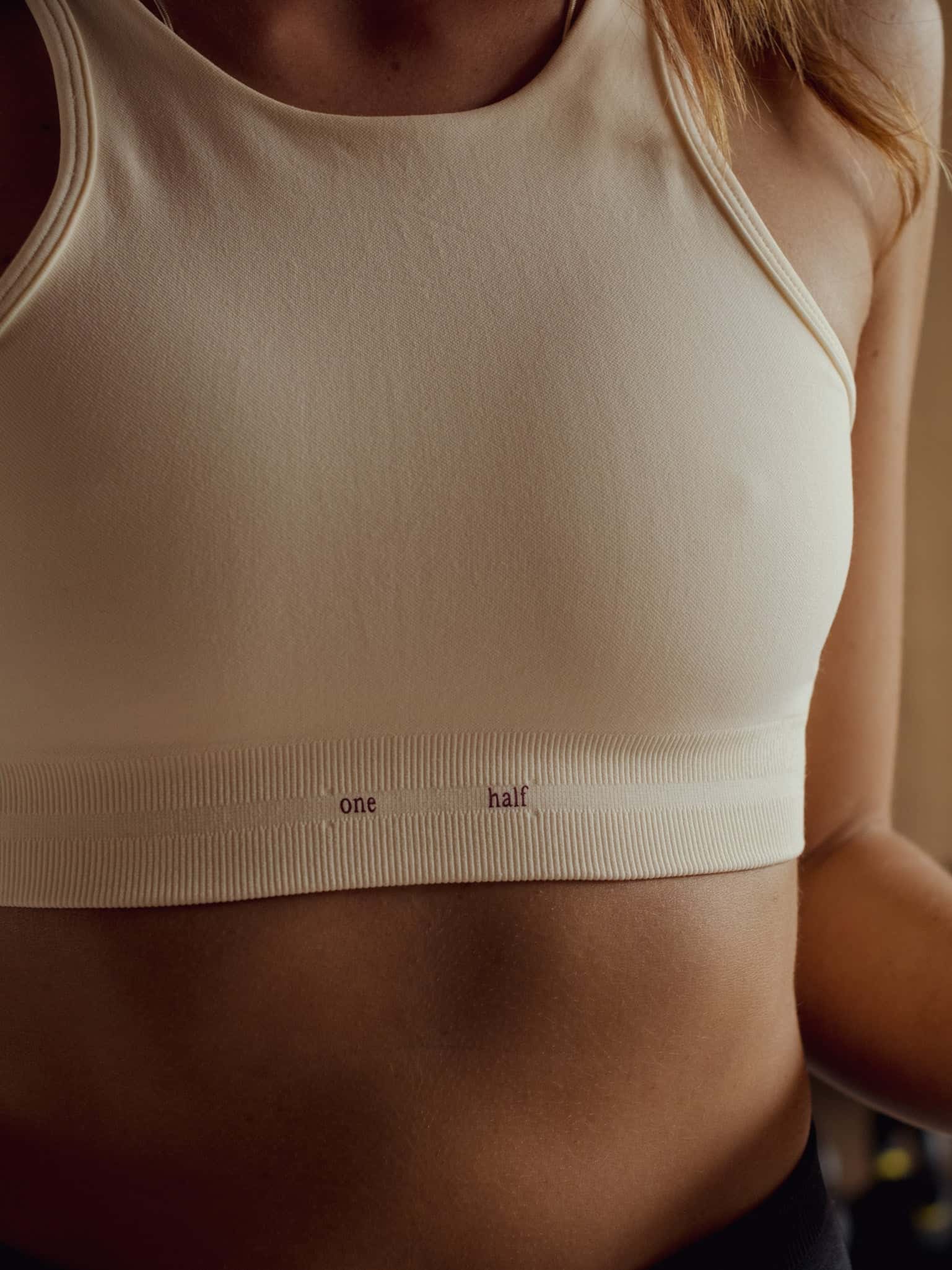 HIGH-PERFORMANCE SEAMLESS CROP TOP - VANILLA - miniatura 4