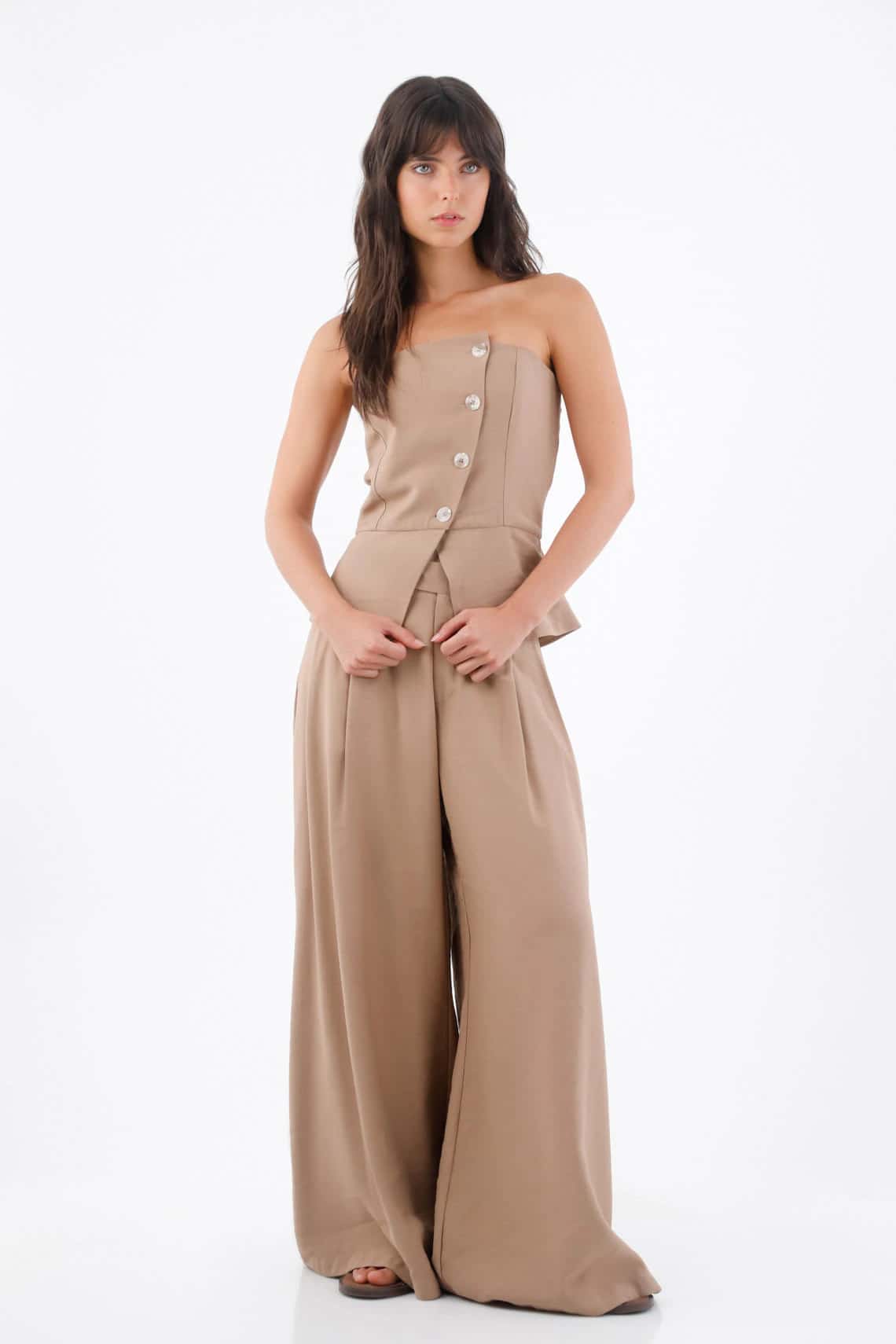 Top strapless para mujer en tejido suave beige entallado con botones asimétricos