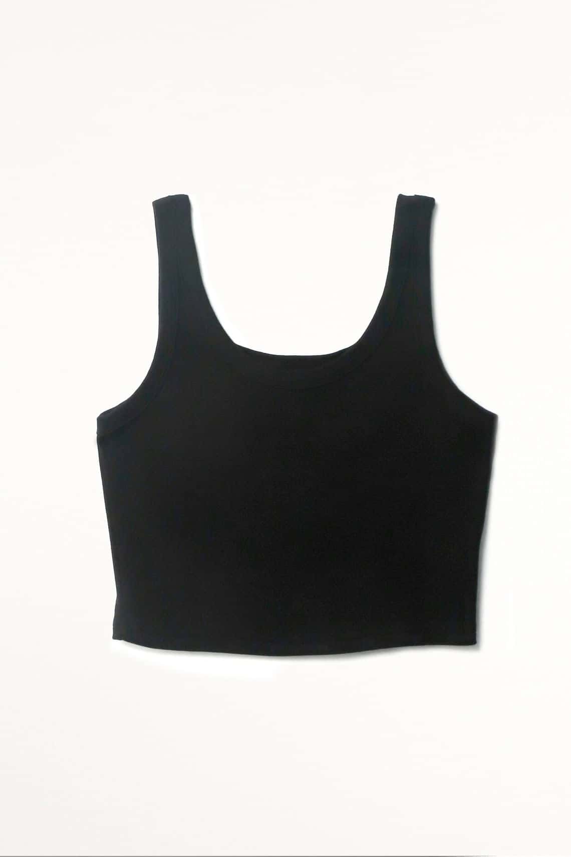 camiseta crop en rib negra con textura suave para mujer con acabado suave