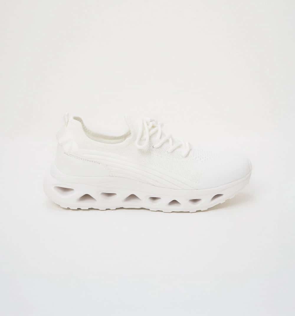 Tenis deportivo con capellada brillante