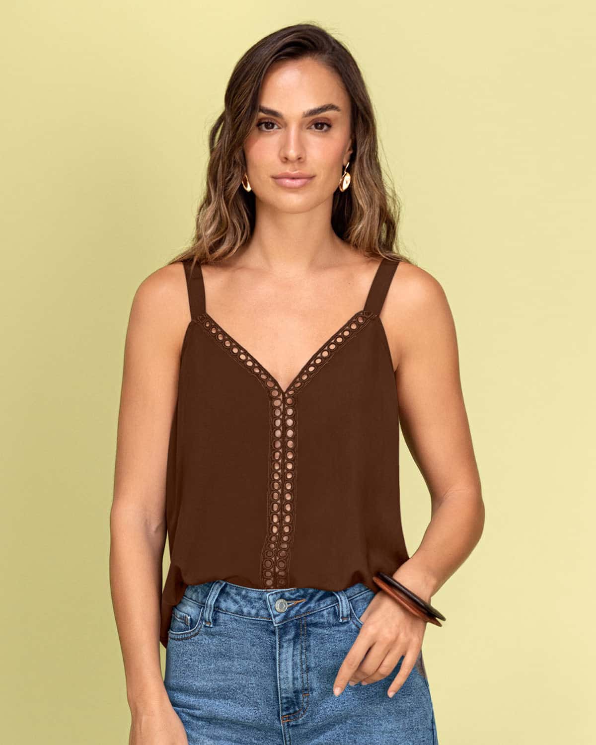 Blusa de tiras con escote en V y detalle de guipur