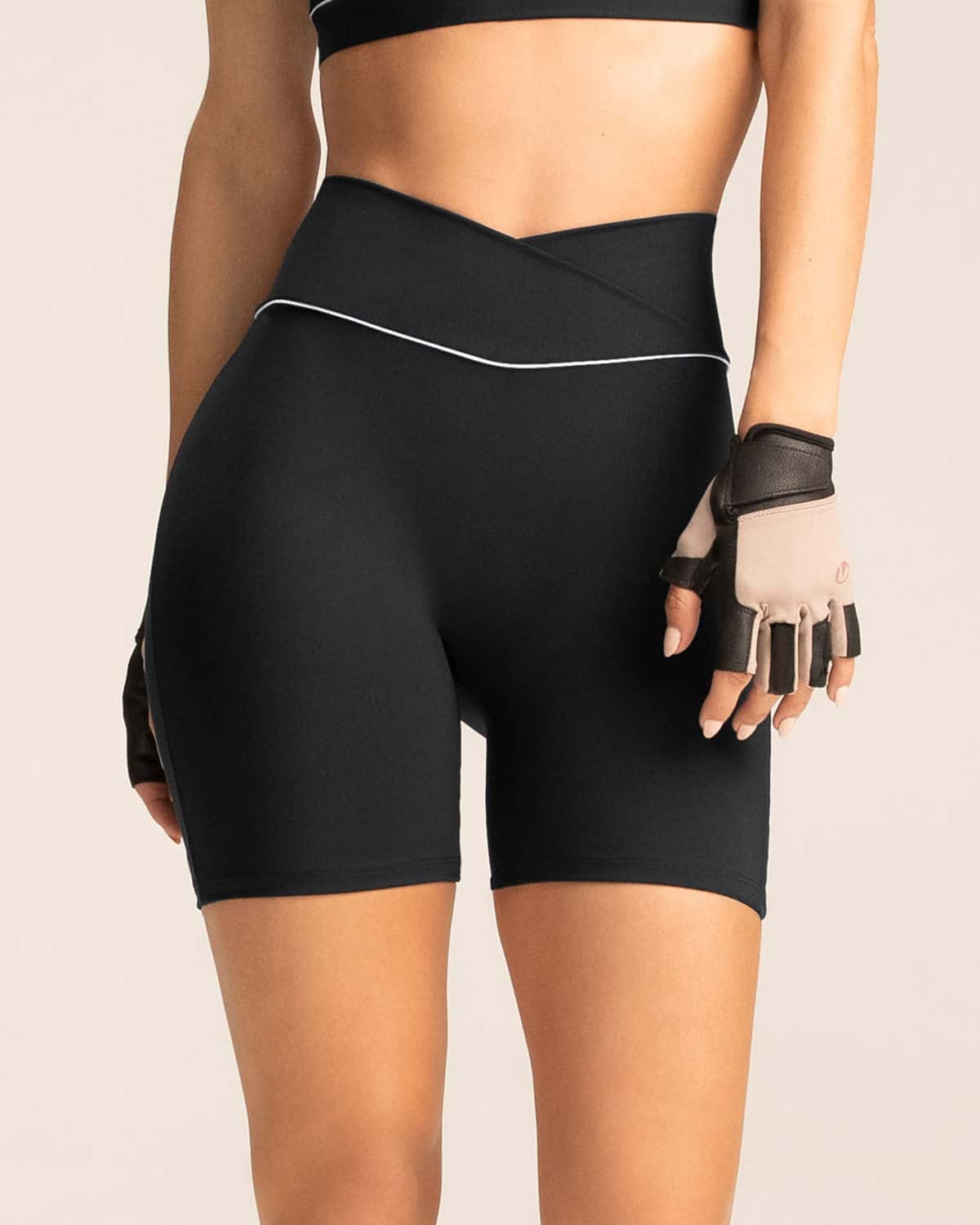 Short biker con pretina en V