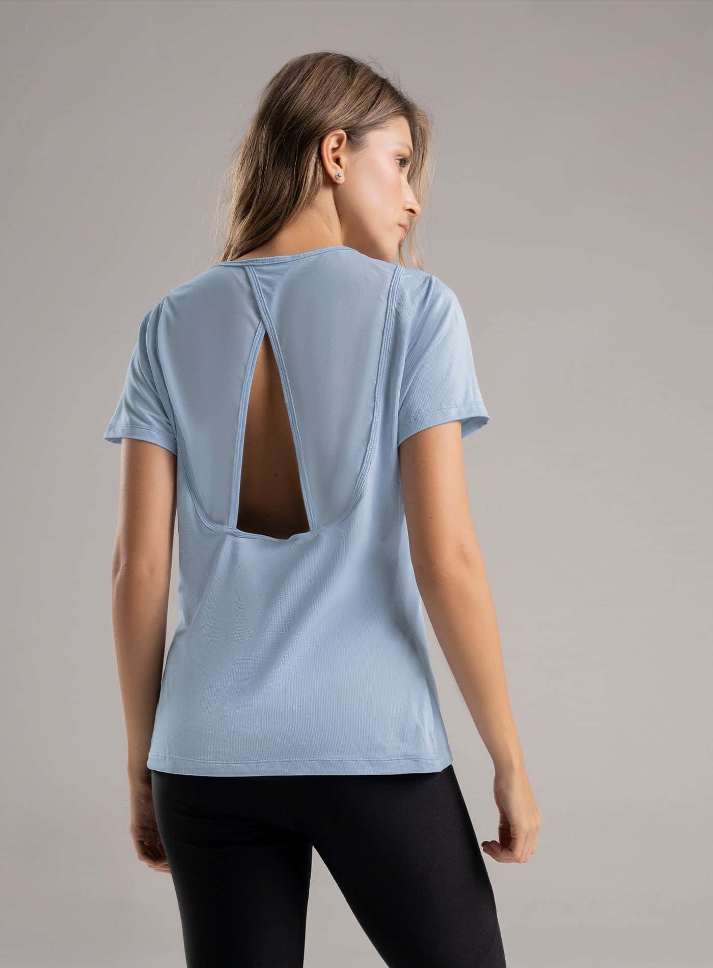CAMISETA DEPORTIVA CON CORTES EN TELA SEMI TRANSPARENTE - PRECIO ESPECIAL