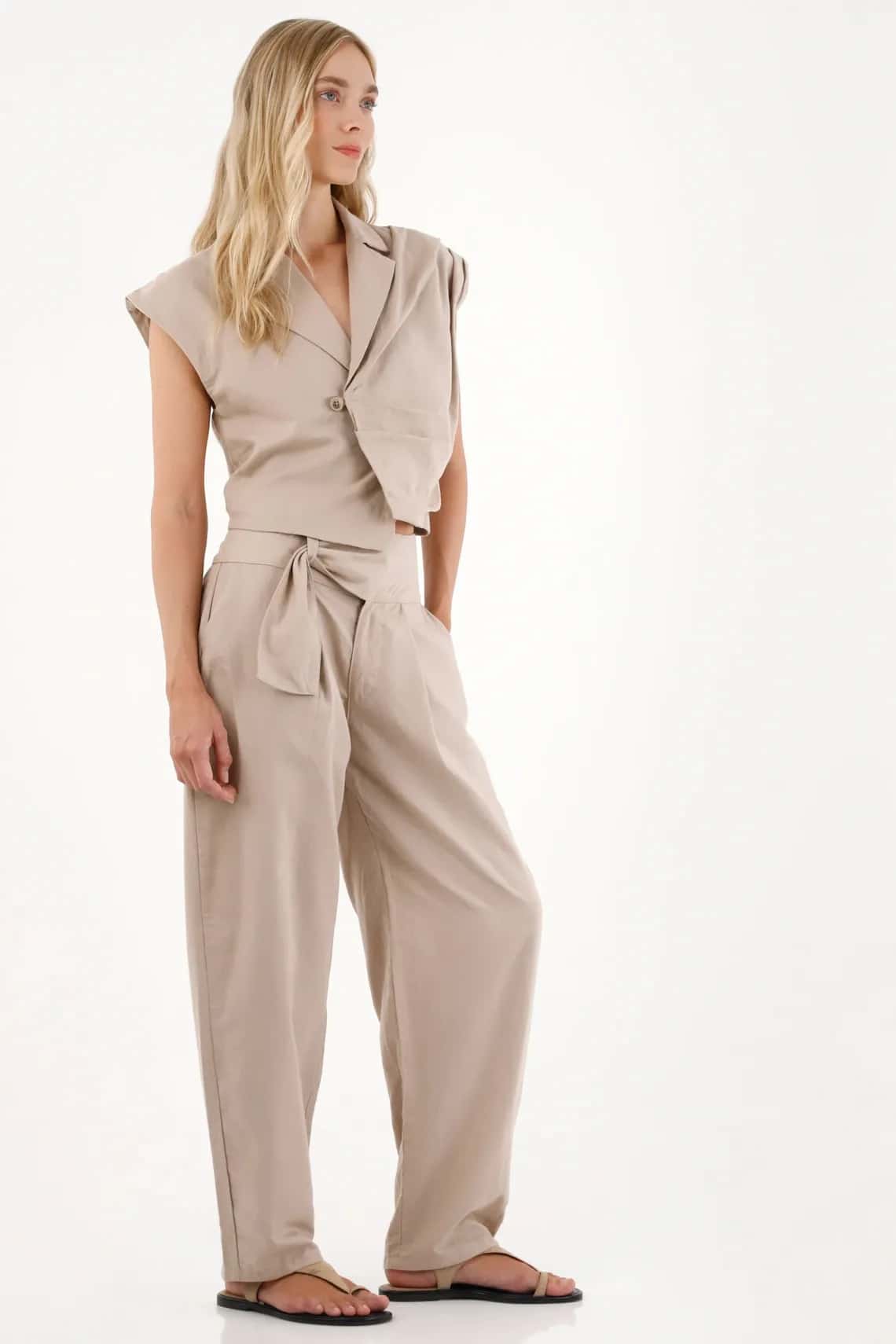 Pantalón con detalle de cinturón gris para mujer