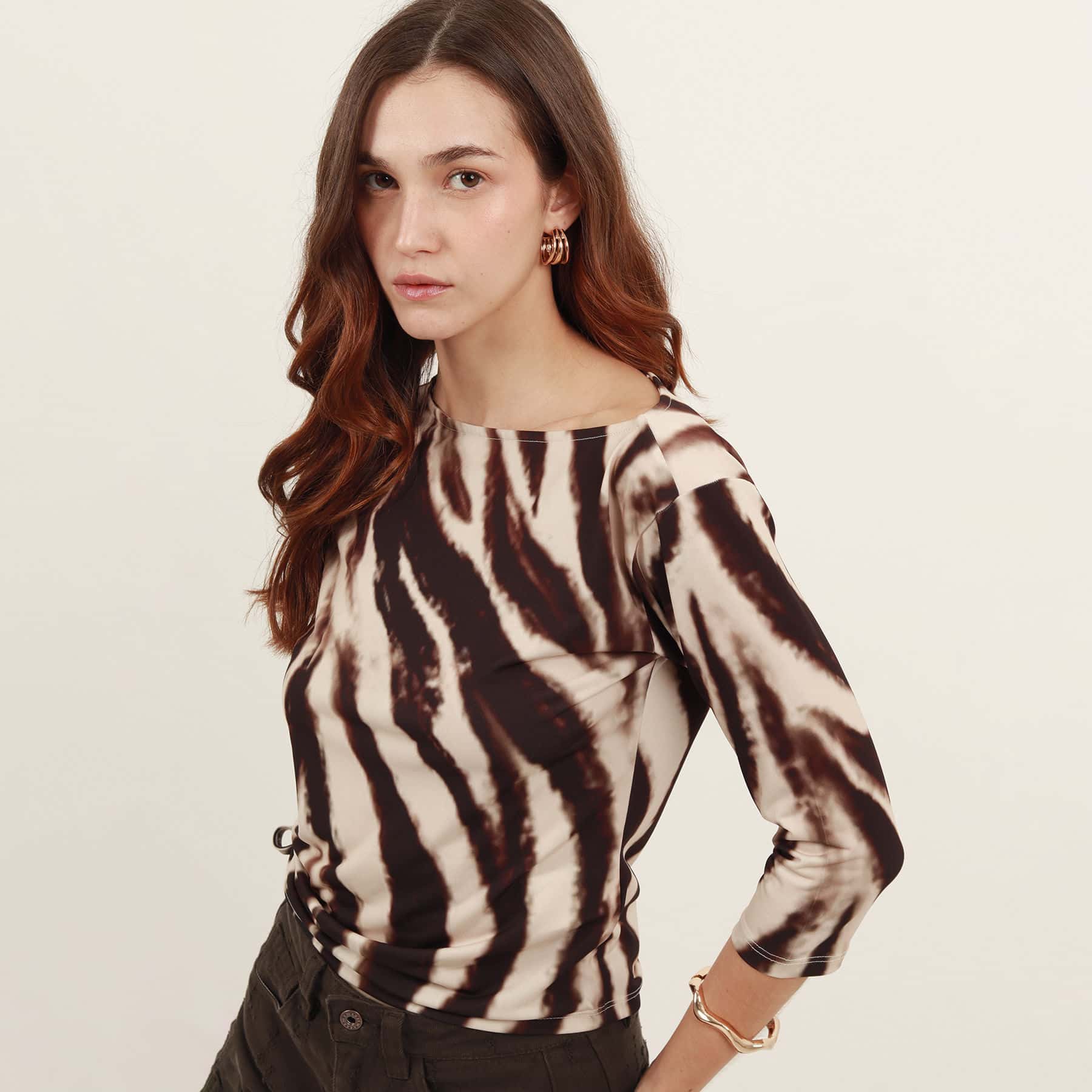 Camiseta estampada cuello ojal manga 3/4 con cordón en costado
