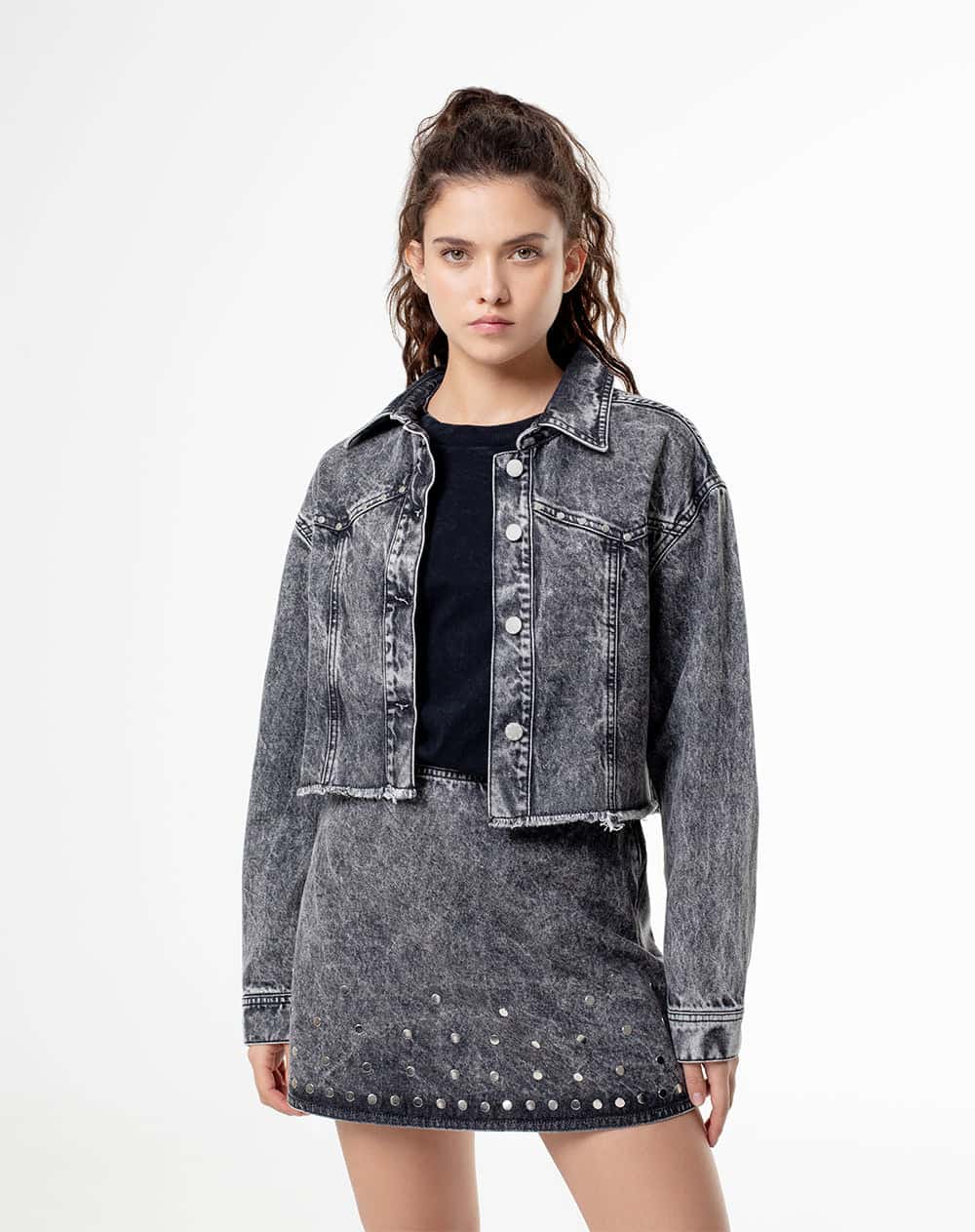 Falda tiro alto denim tachuelas gris mujer