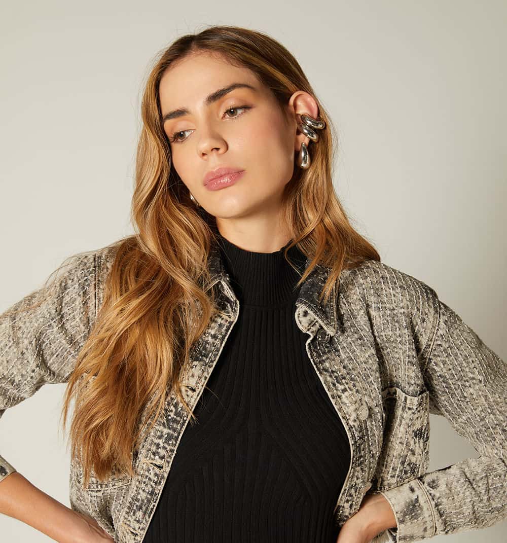 Chaqueta denim corta con apliques