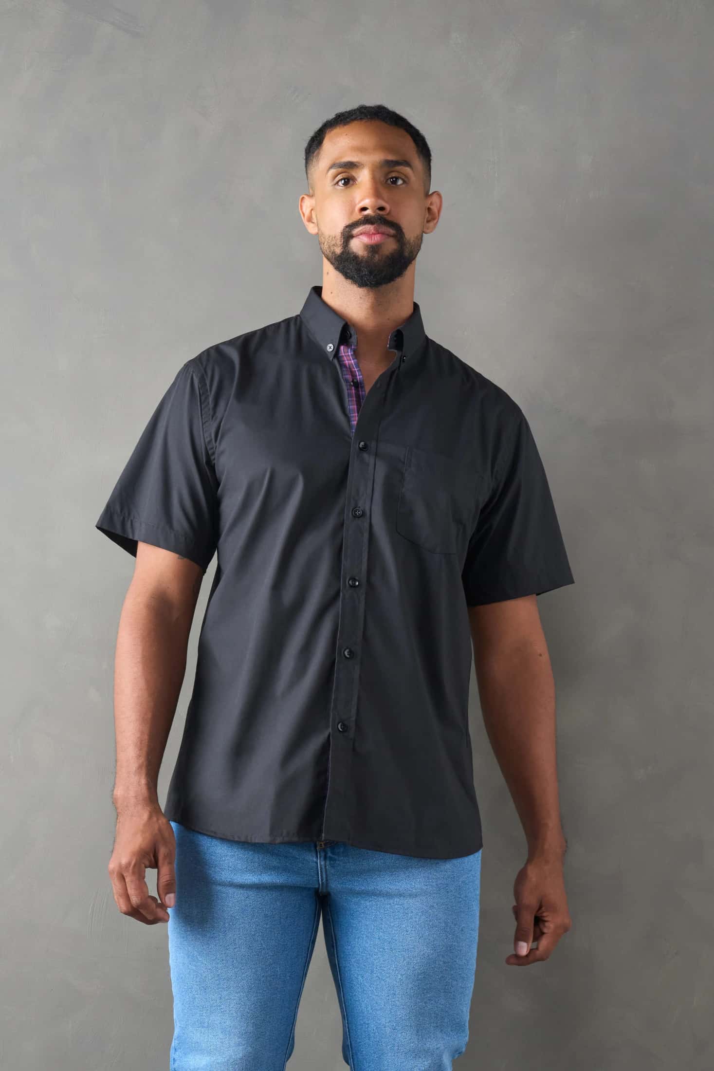 Camisa regular fit manga corta negro