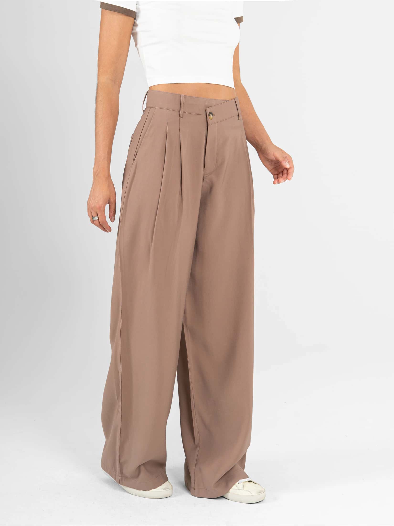 Ref: 0620580 Pantalón mom flare, tejido plano liviano, prenses, detalle en pretina, tiro alto, tono cafe - miniatura 3