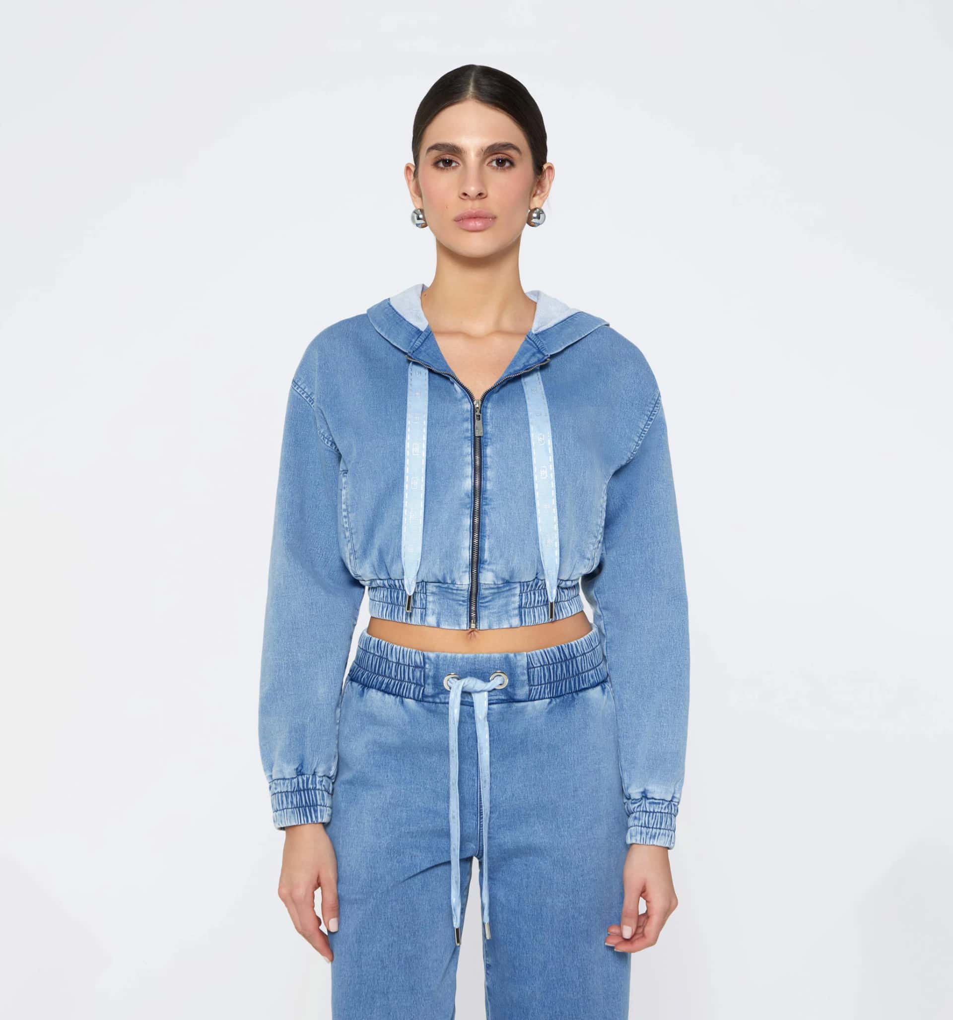 Chaqueta con cierre y capucha