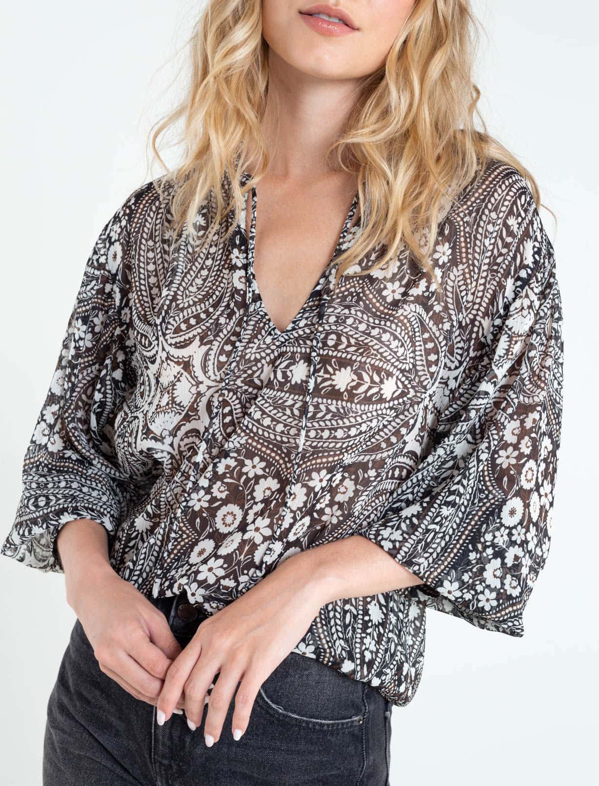 Camisa en tela con transparencia