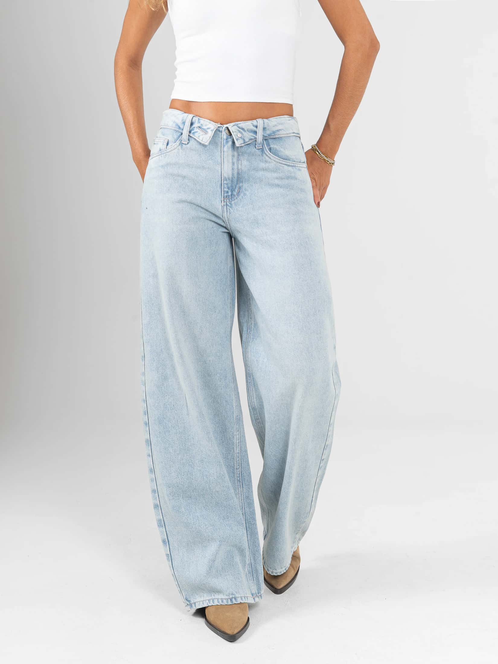 Ref: 066329 Jean wide leg, rígido, tiro medio, detalle en pretina, tono azul claro.