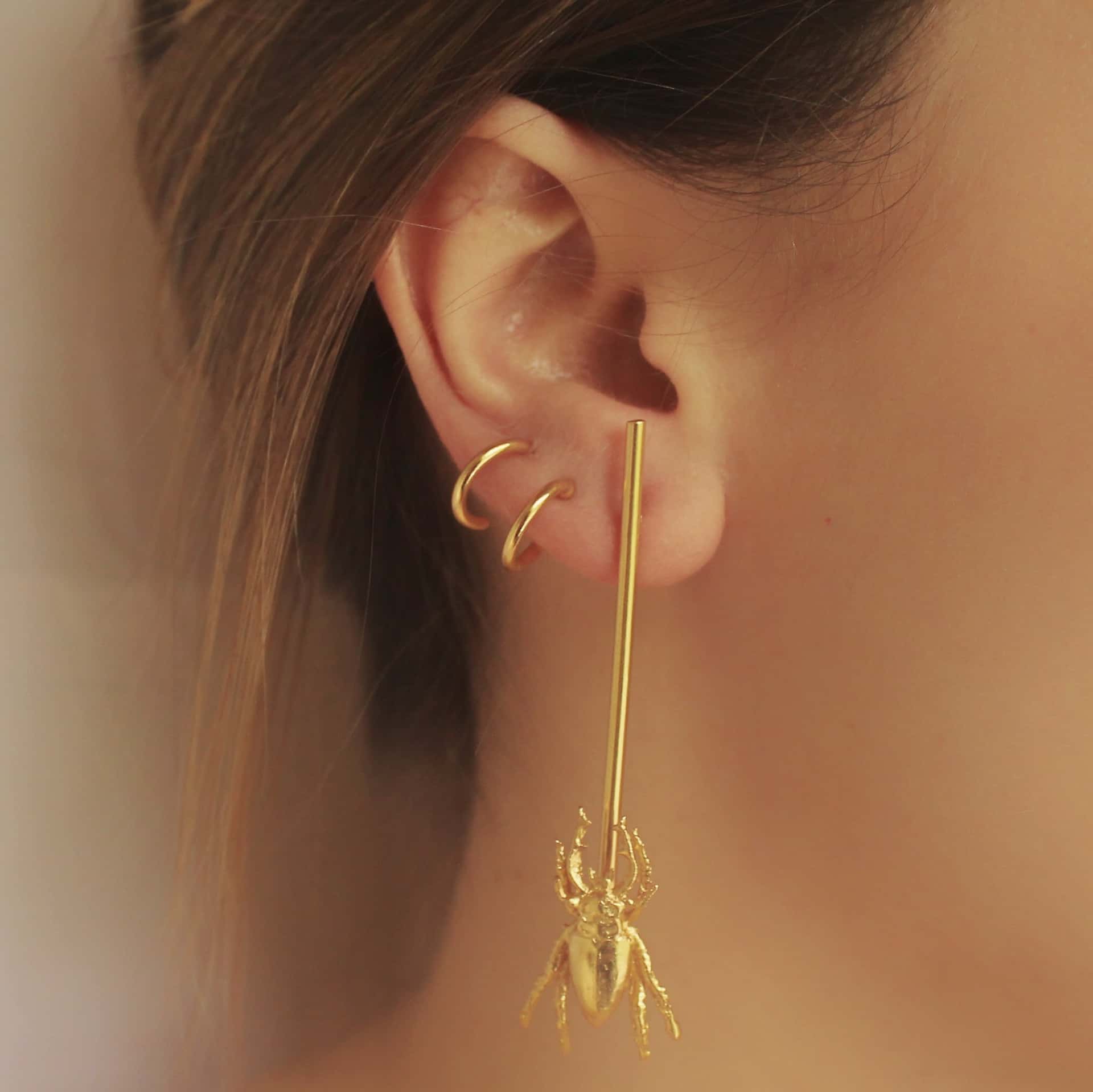 Aretes largos con escarabajo pequeño - miniatura 2