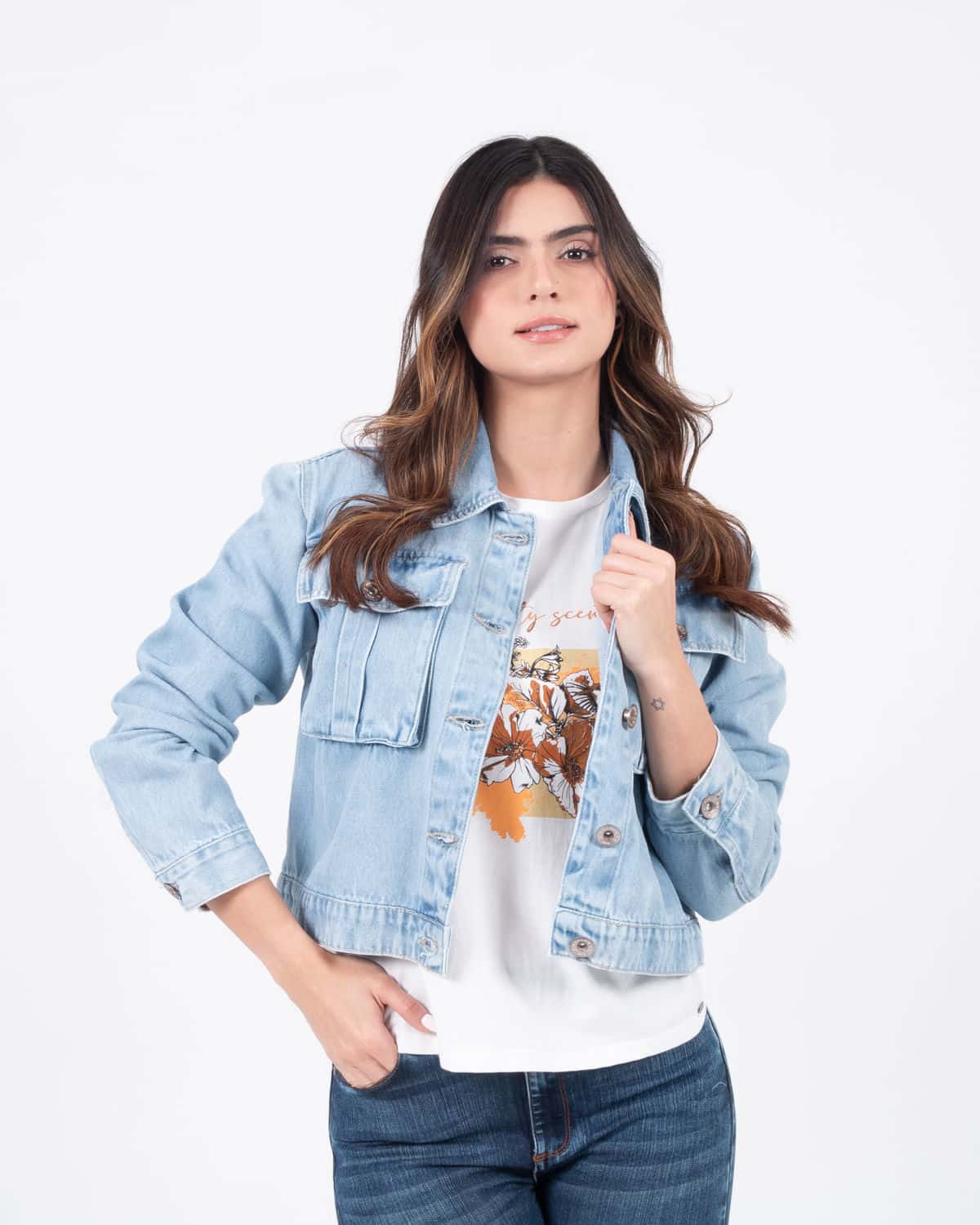 Chaqueta denim tono claro para mujer