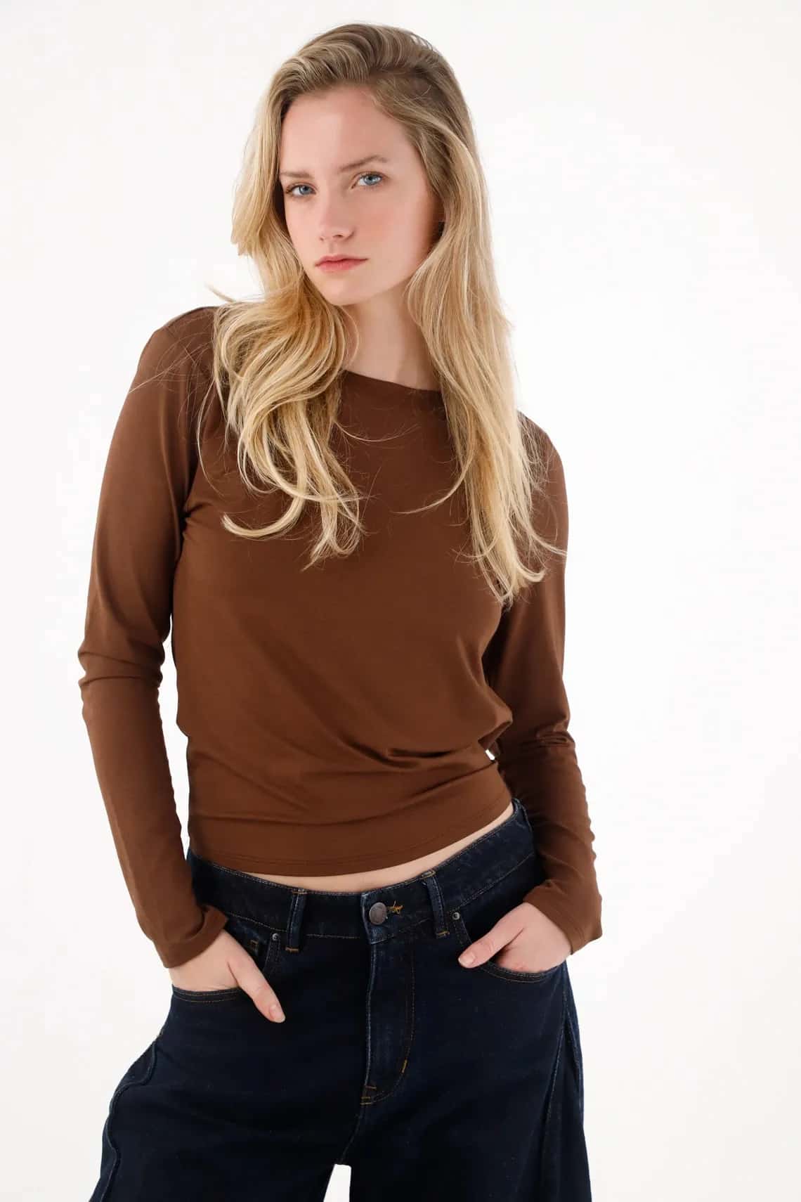 Camiseta con drappeado café con cuello definido para mujer