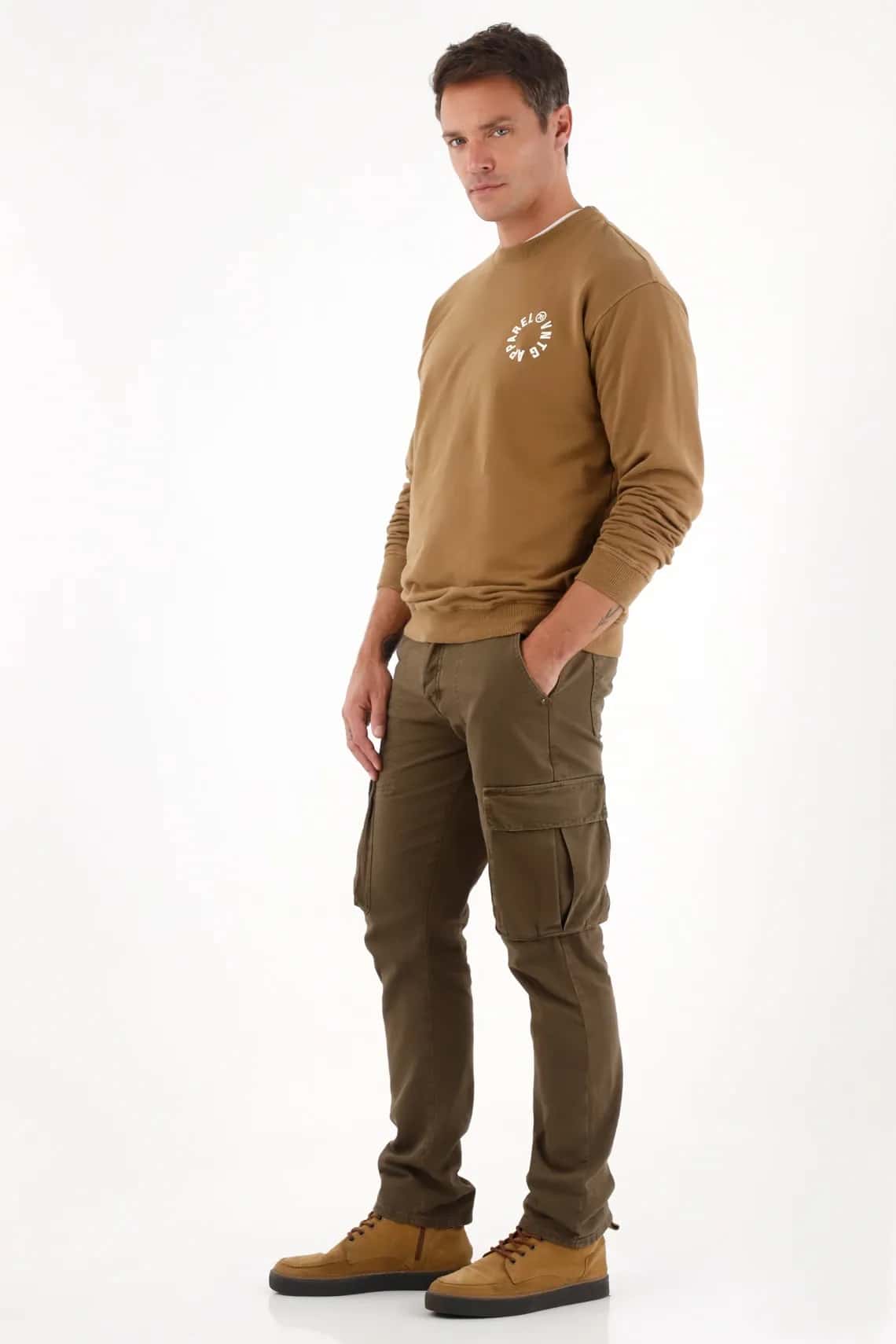 Pantalón con bolsillos de tapa café para hombre