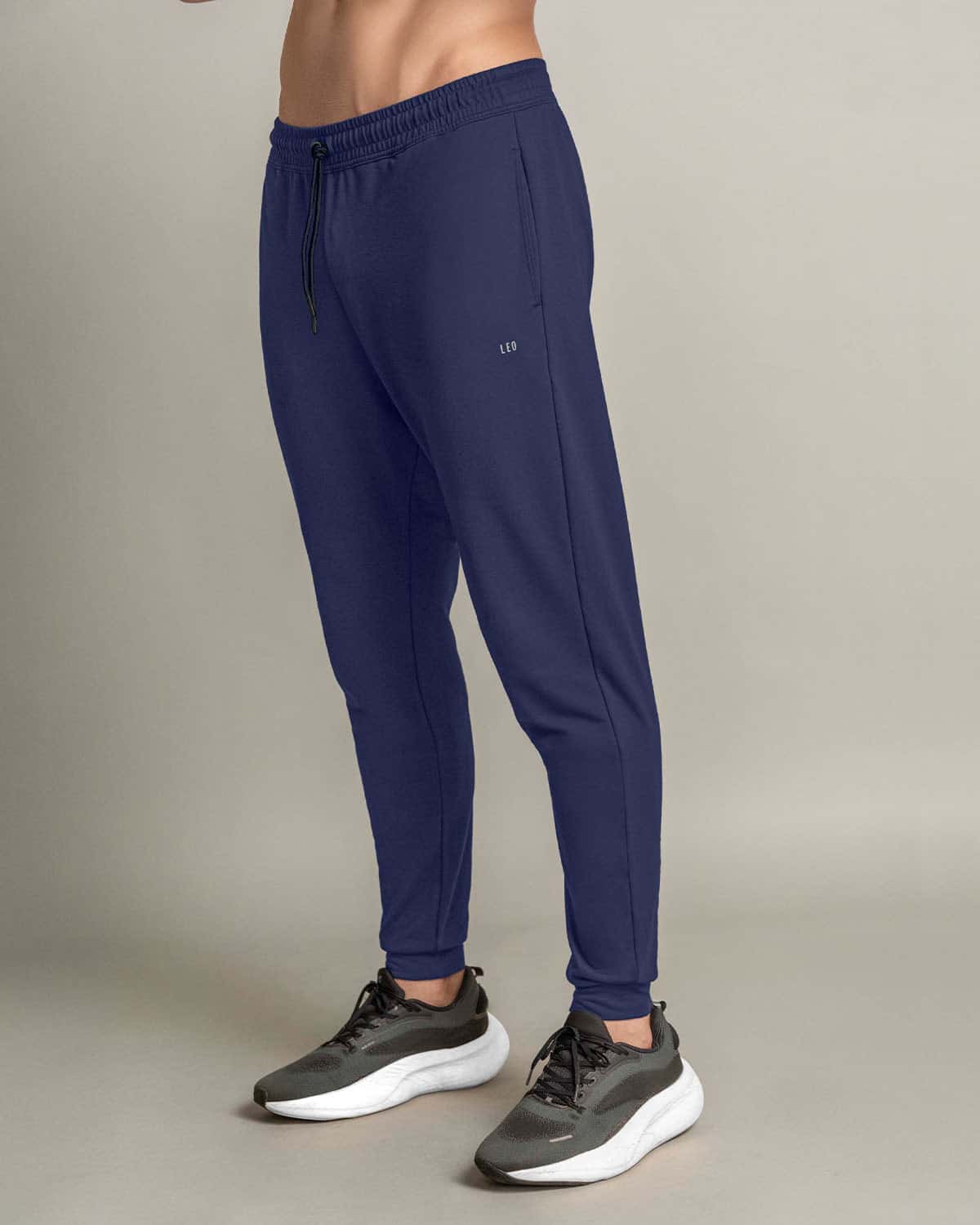 Jogger deportivo estilo sudadera con bolsillos laterales funcionales