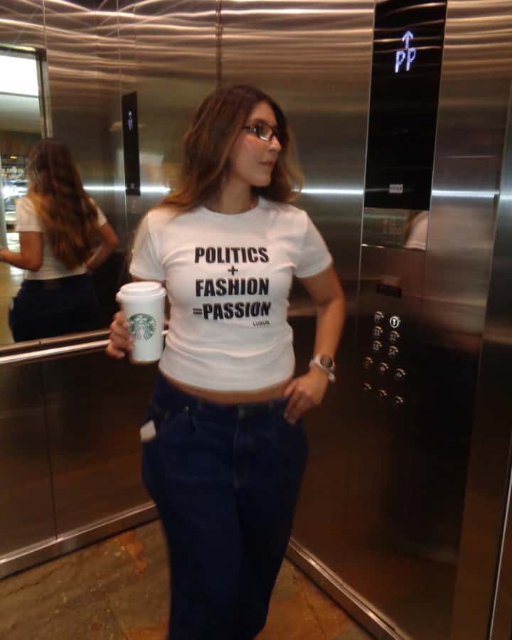 CAMISETA MANGA CORTA ESTAMPADO "POLITICS + FASHION = PASSION" BABY TEE BLANCA