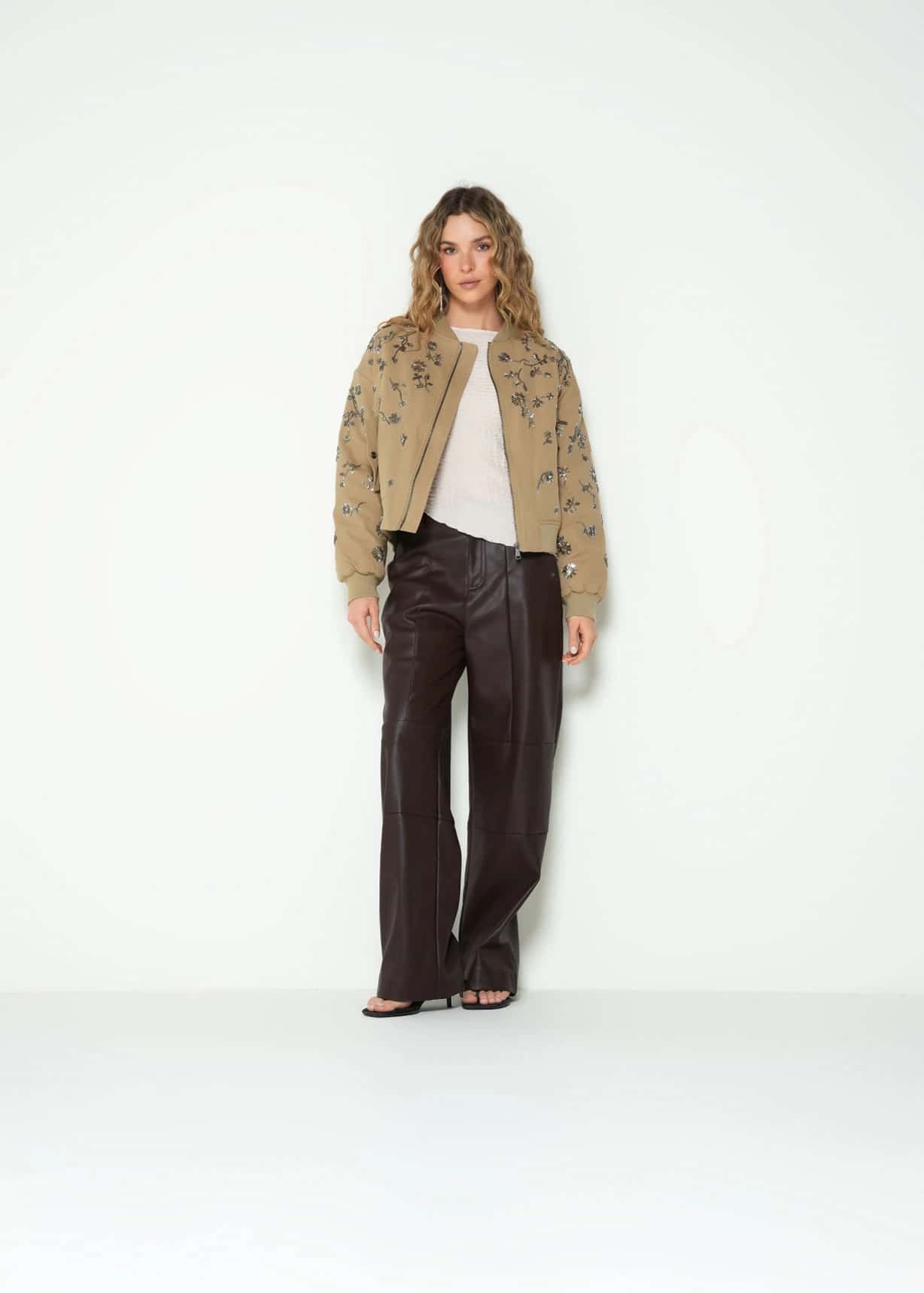 Chaqueta bomber con apliques brillantes