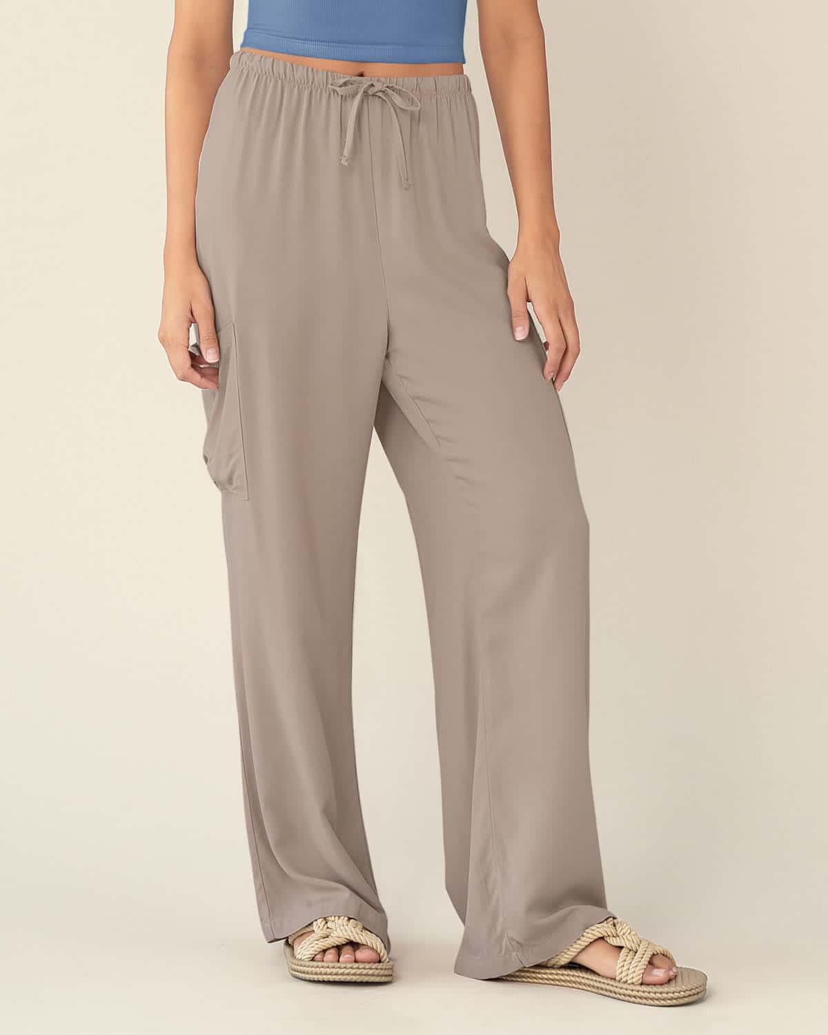 Pantalón tipo cargo con elástico en cintura ajustable