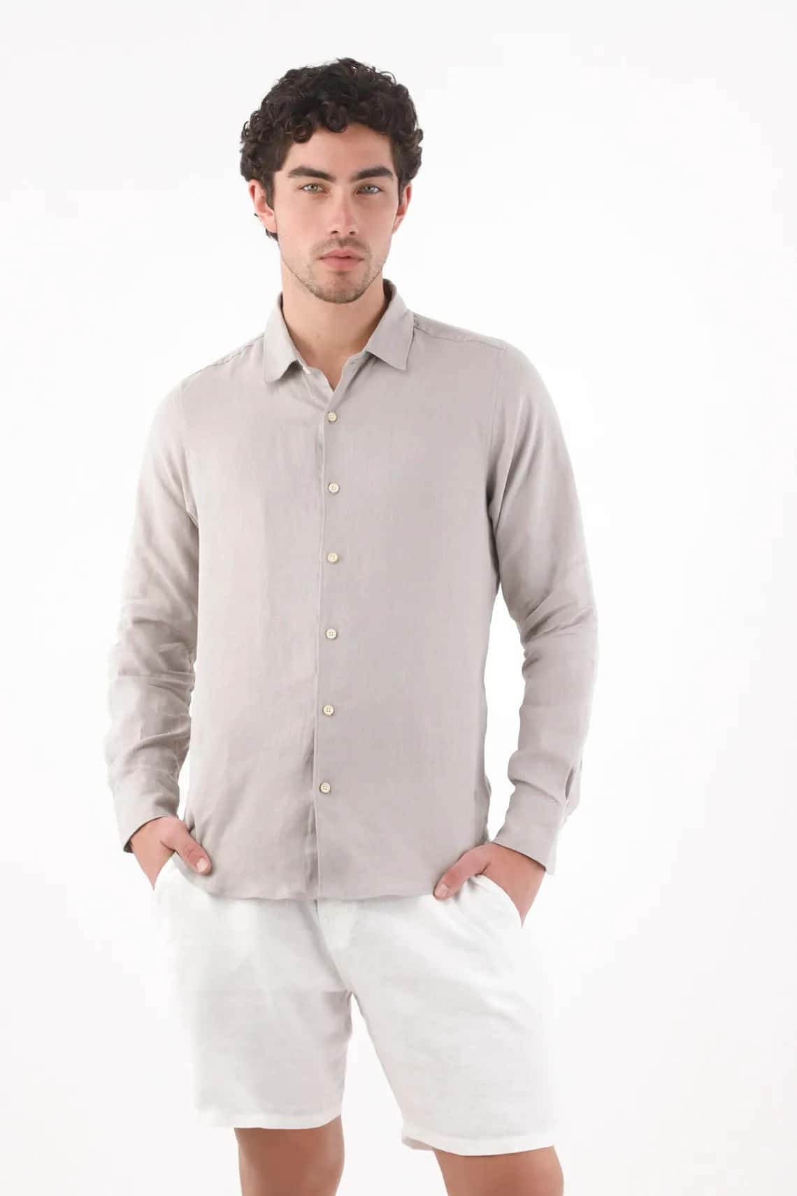Camisa corte recto con botones crema en lino gris claro para hombre