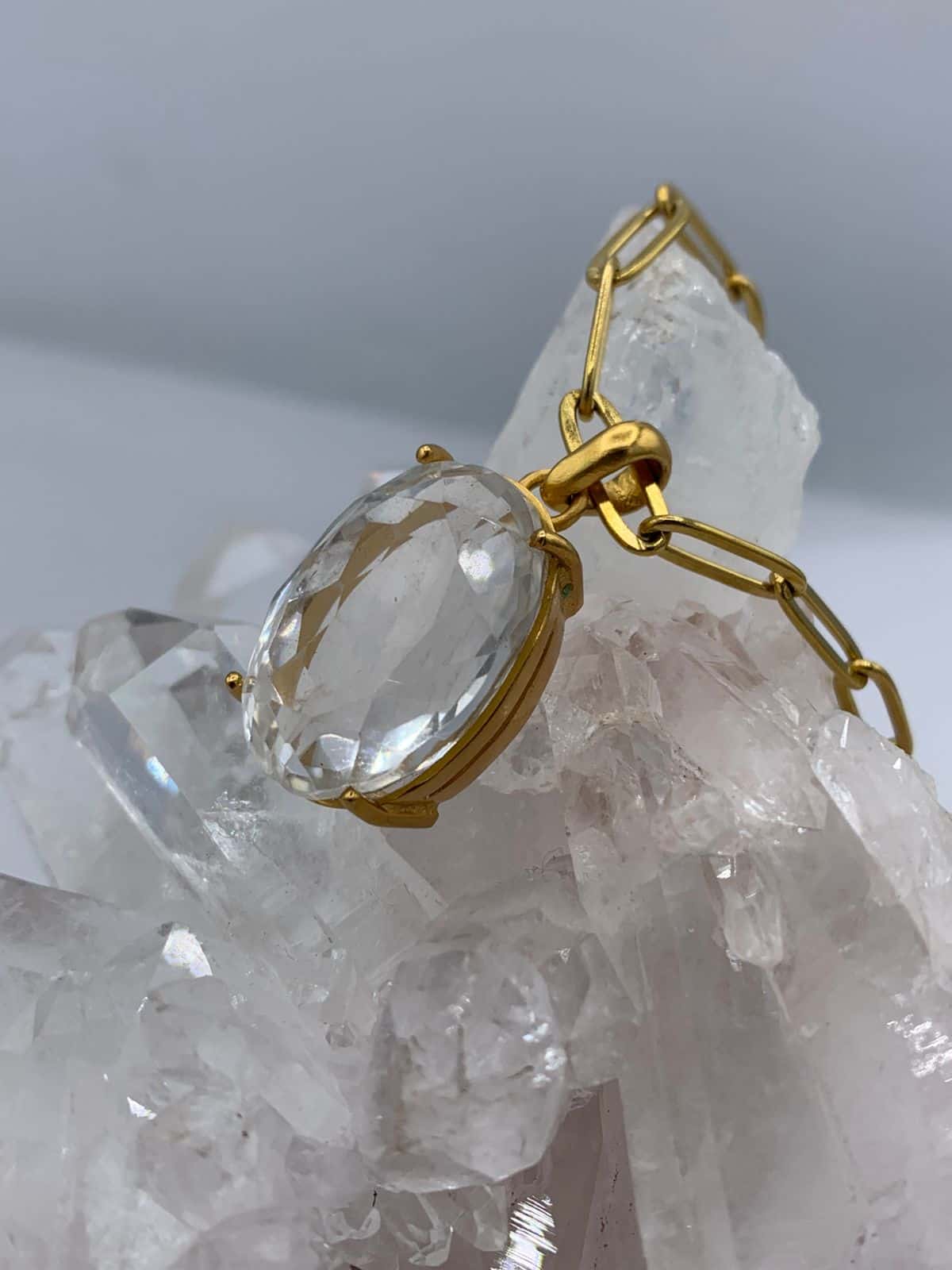 Dije Cuarzo Transparente Óvalo facetado con baño en Oro de 18k