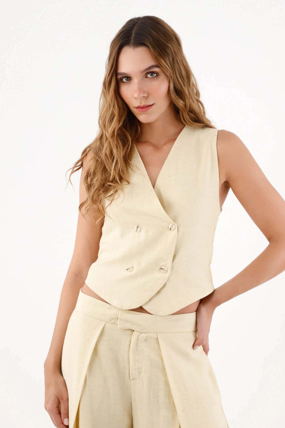 Chaleco para mujer en lino beige entallado con doble botonadura cruzada