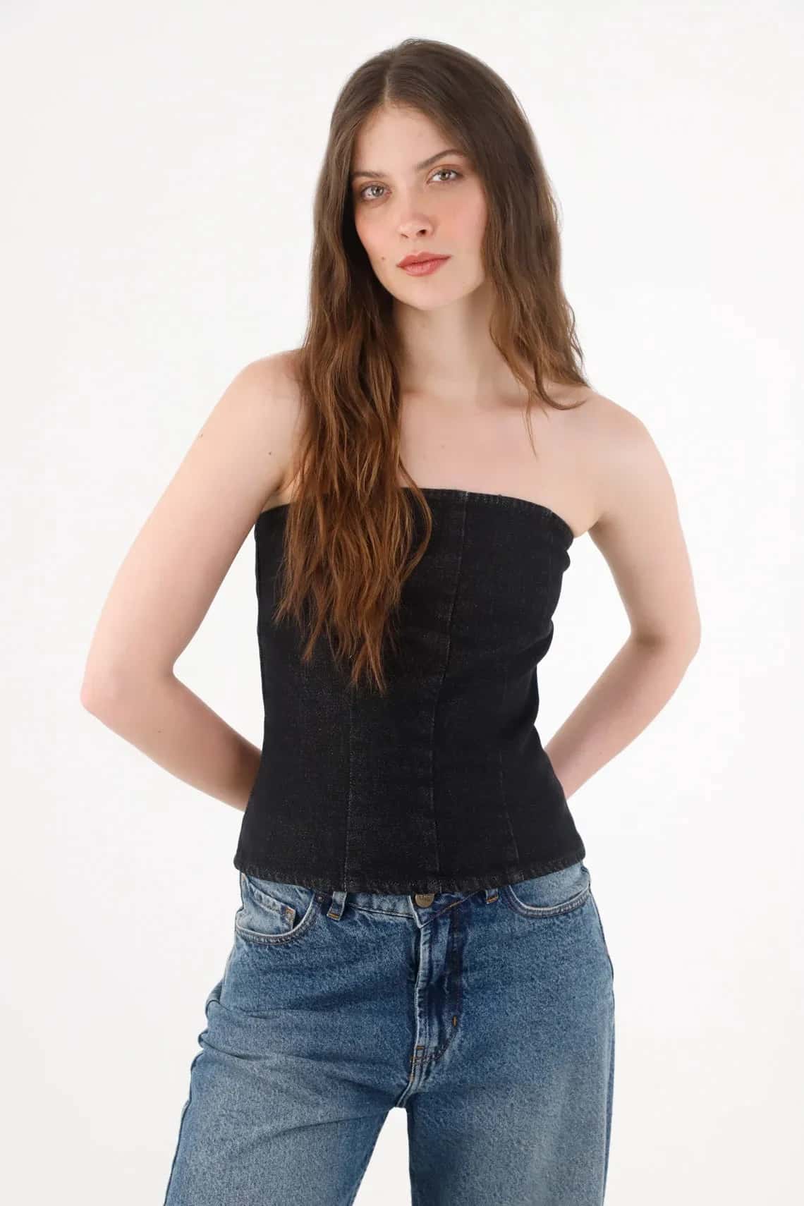 Camisa en denim negra strapless para mujer