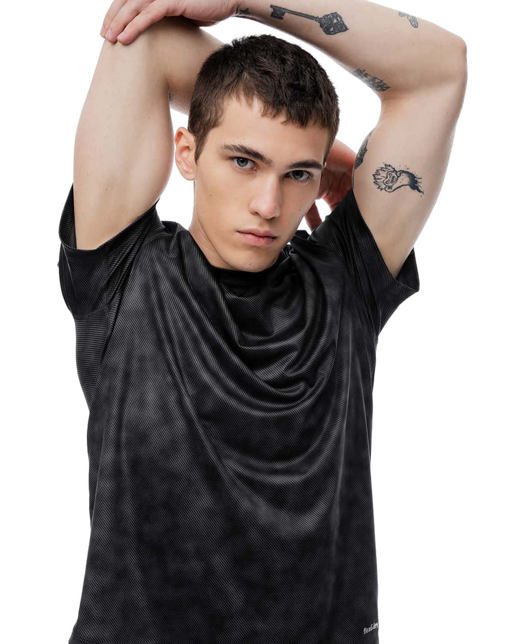 Camiseta deportiva control de humedad negra estampada hombre