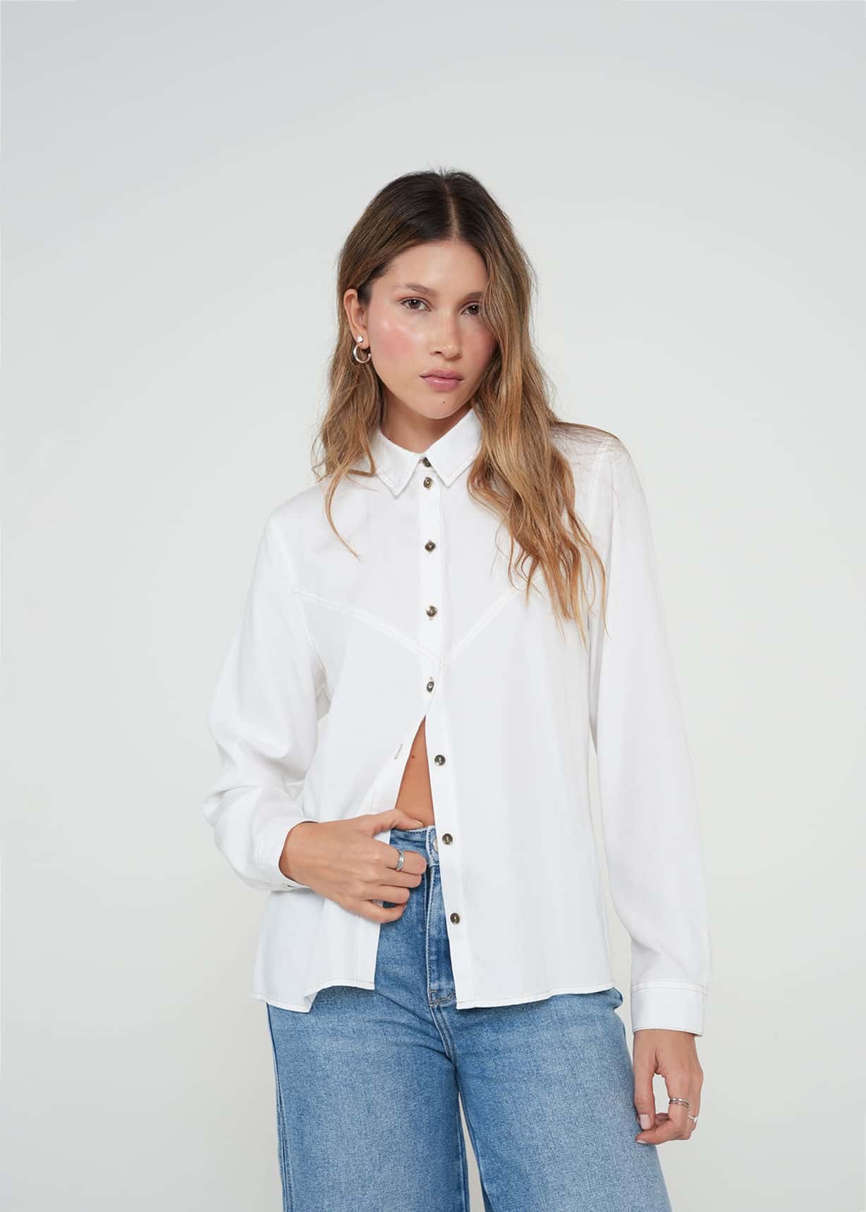 Camisa de botones con diseño en V