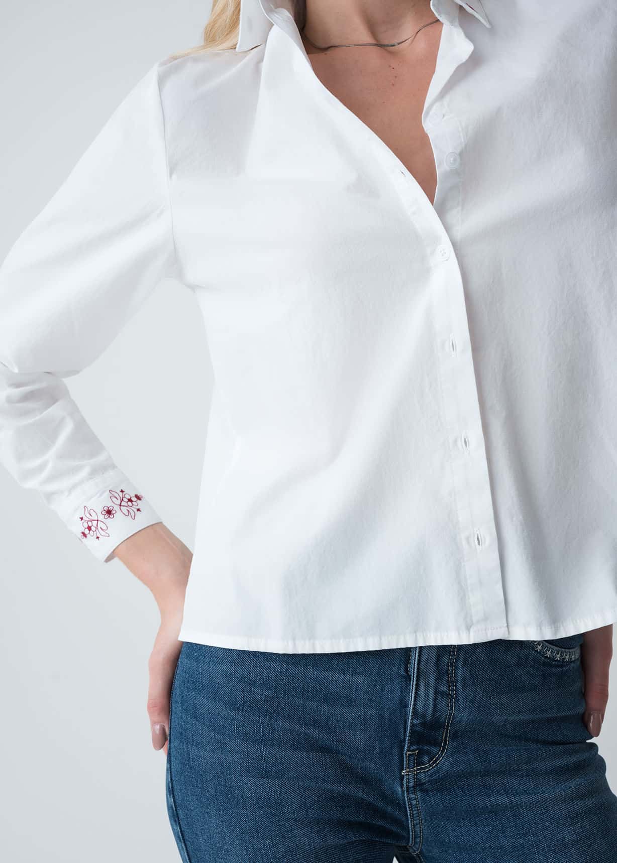 Camisa con bordado en puños