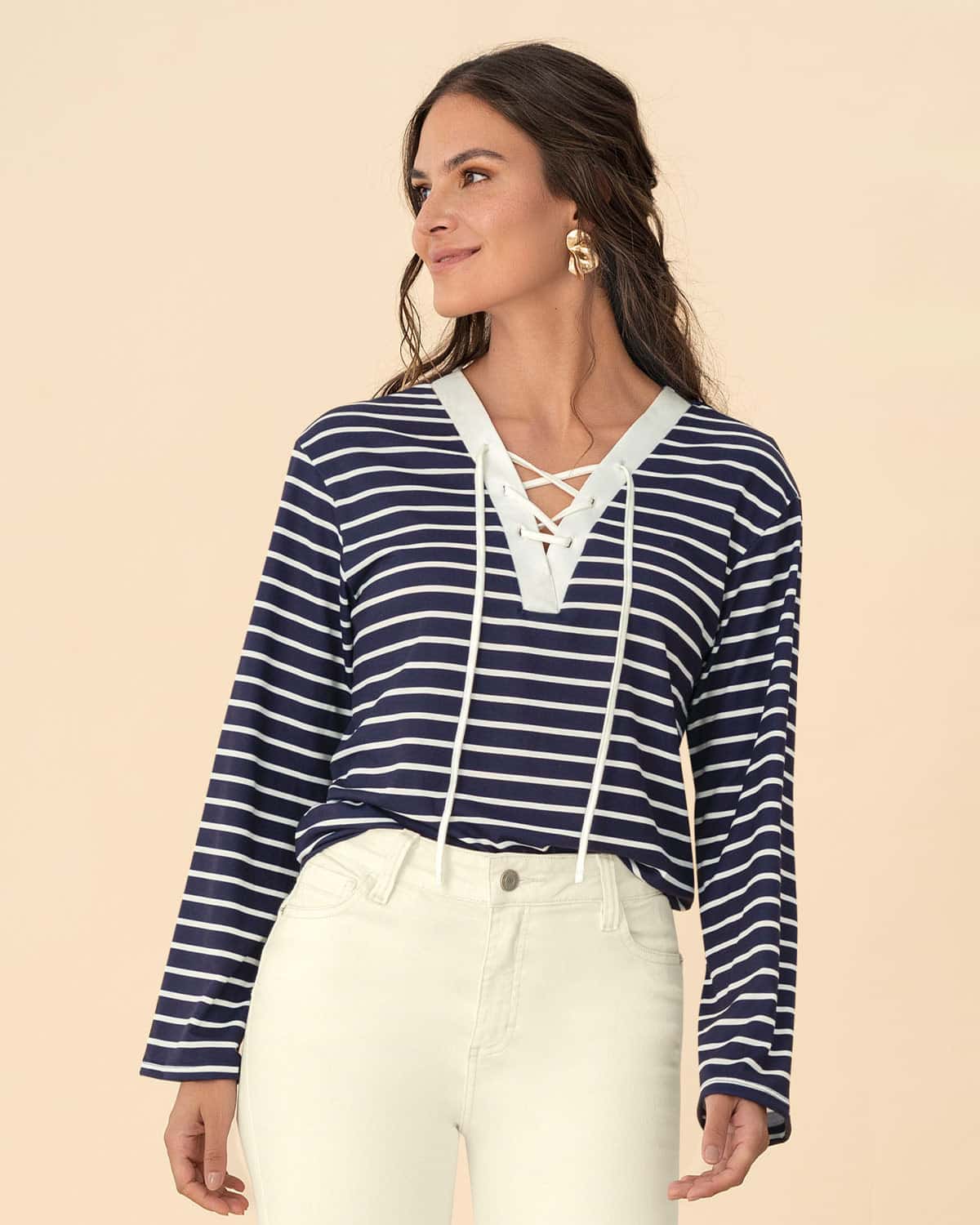 Camiseta manga larga con escote en V y tiras decorativas
