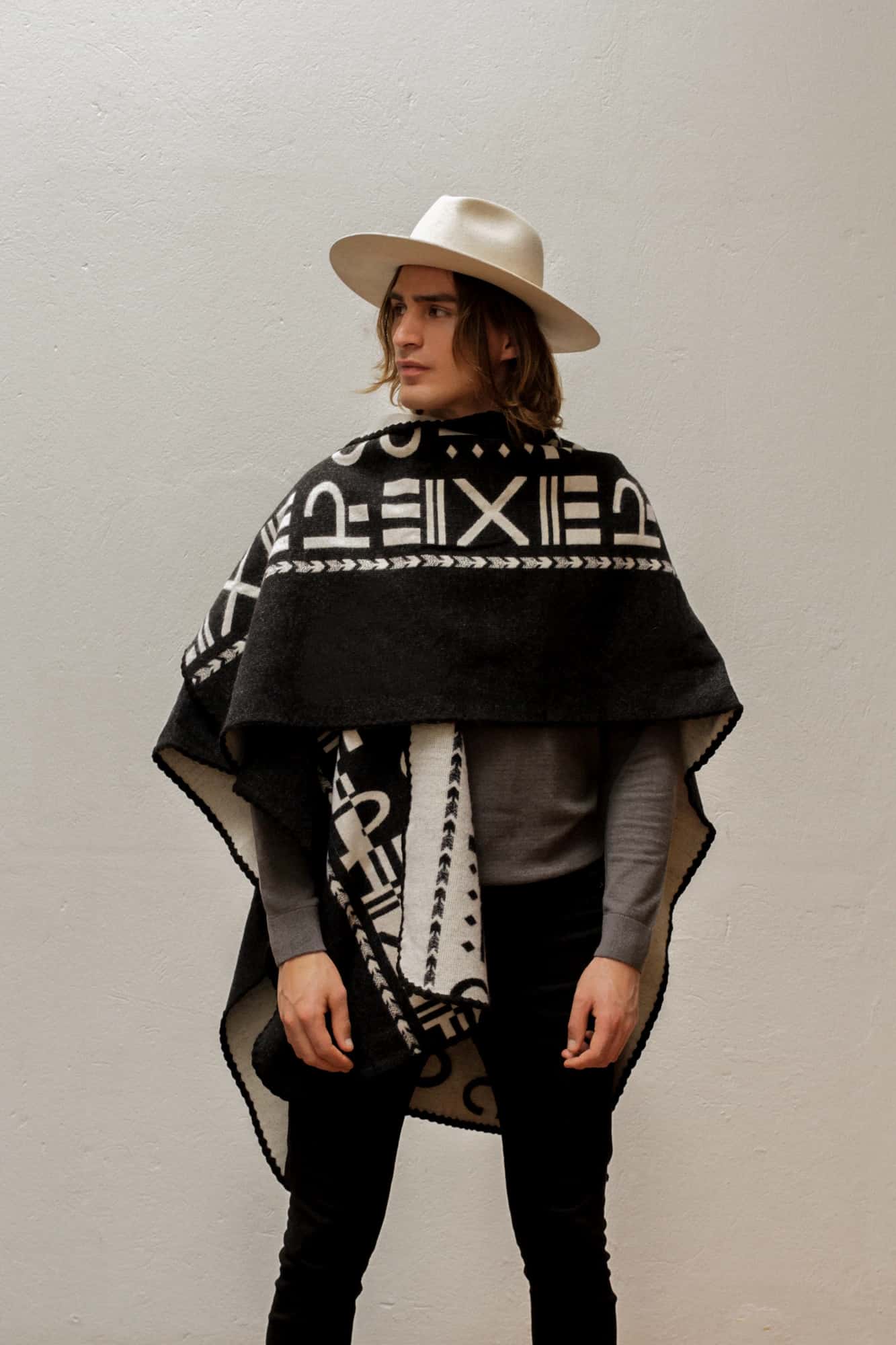 Poncho XO - Negro y blanco. - miniatura 3