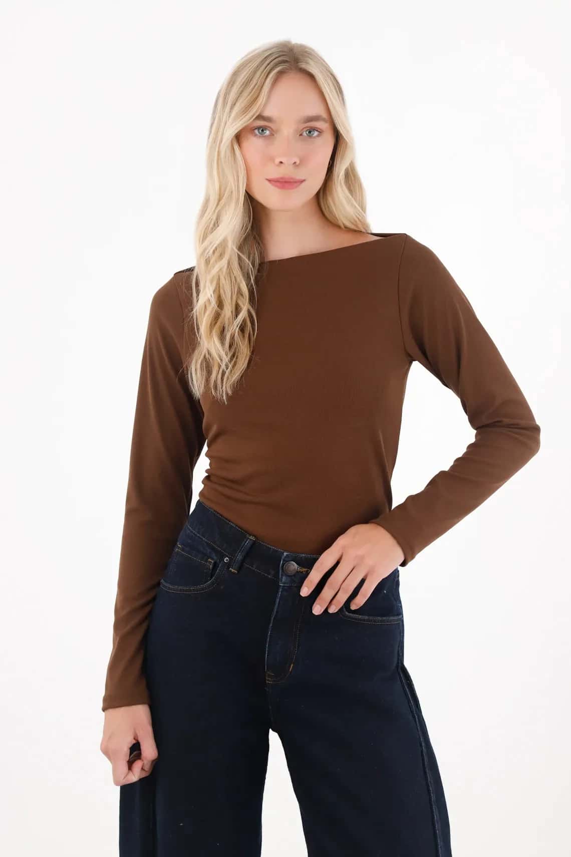 Camiseta ajustada cuello bandeja café para mujer