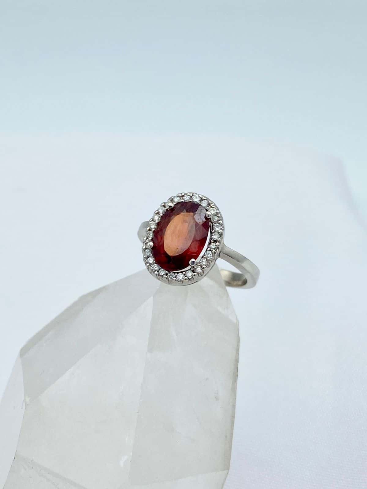 Anillo Granate con Diamantes en Oro 18K Blanco