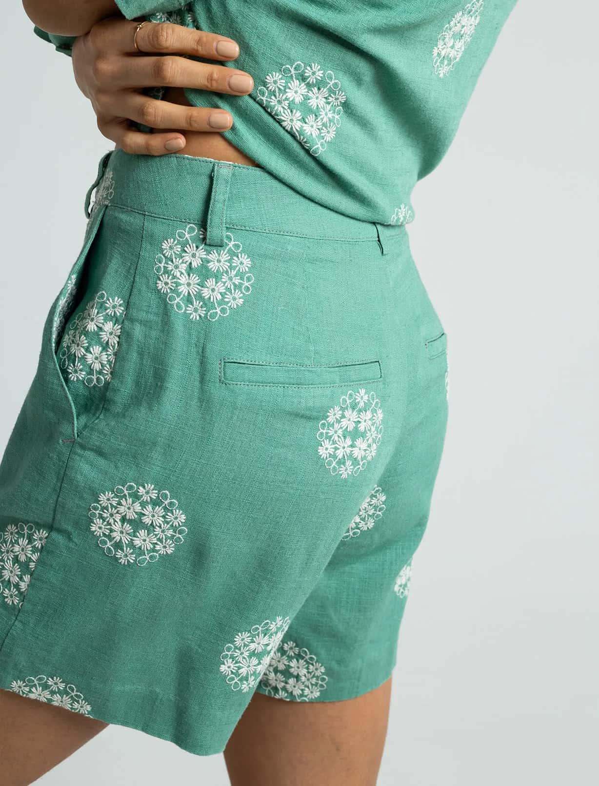 Short con apliques bordados