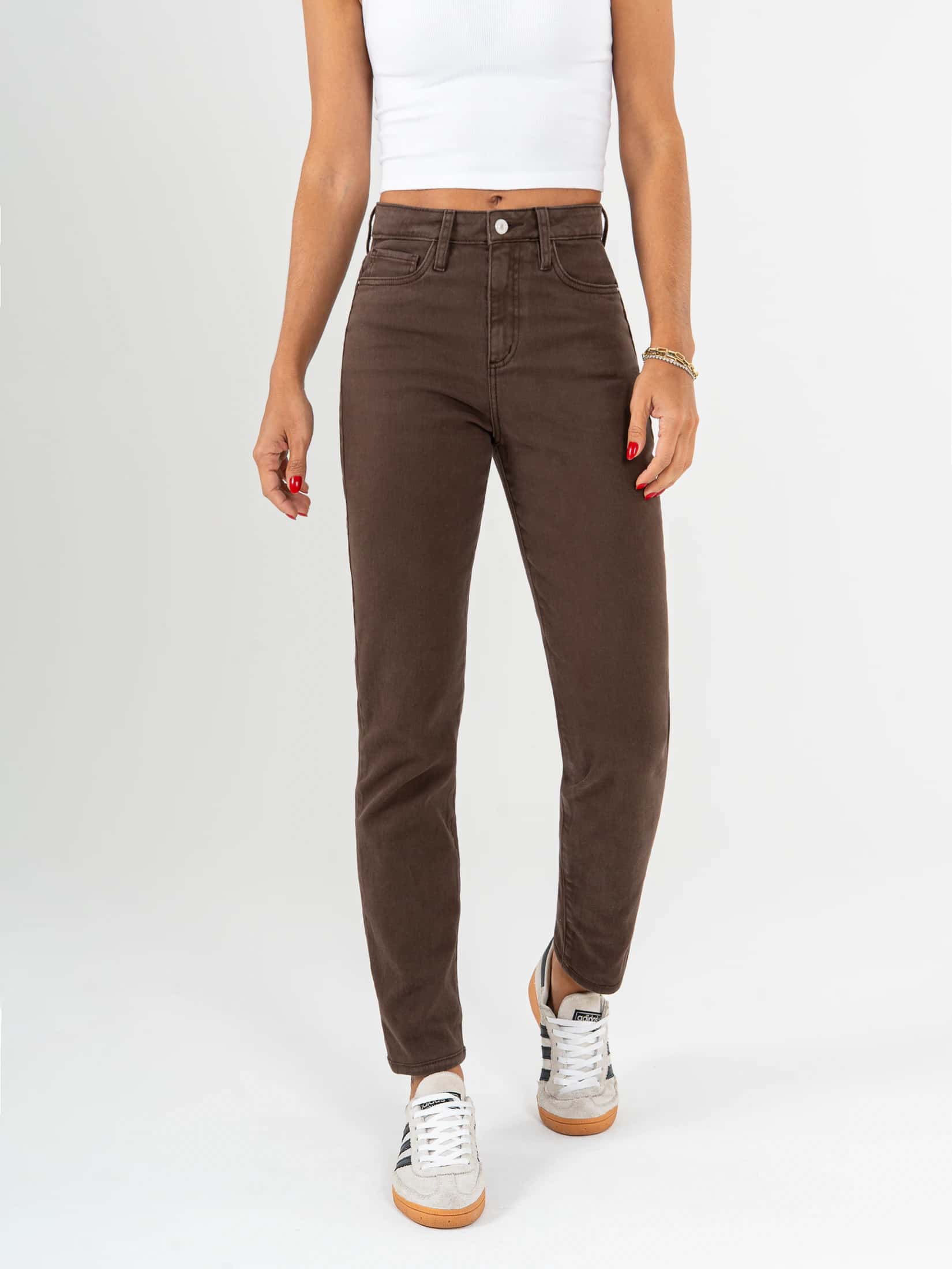Ref: 069850 Pantalón mom fit stretch, tiro alto, tono café.