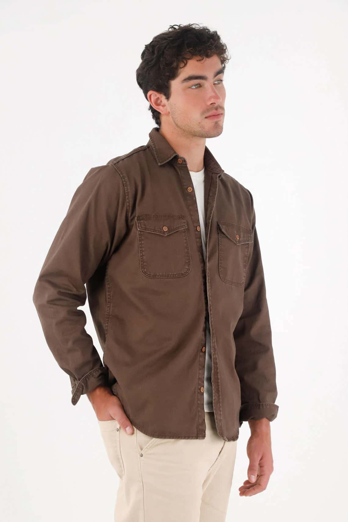 Camisa tipo chaqueta café de silueta amplia para hombre