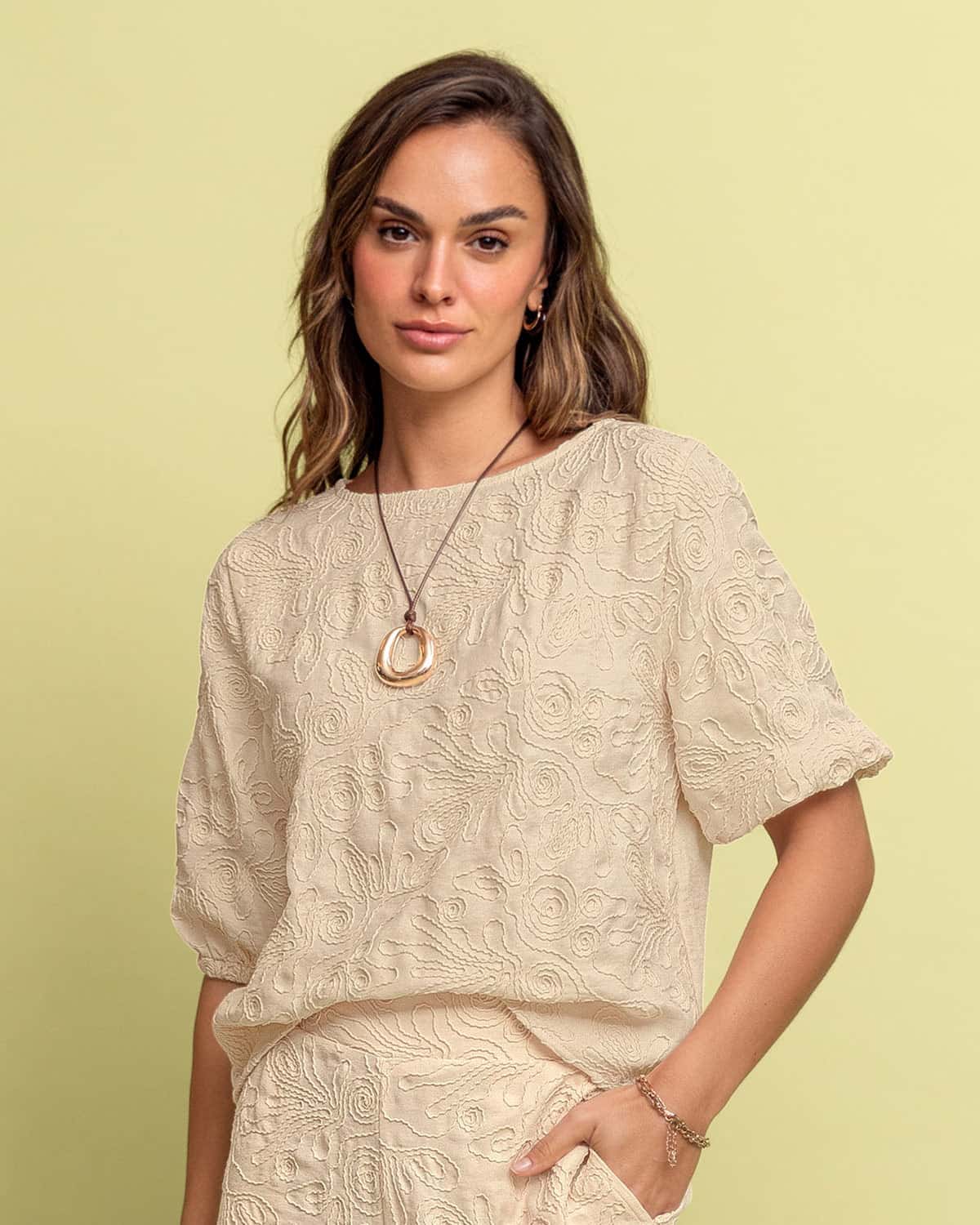 Blusa manga corta en tela bordada