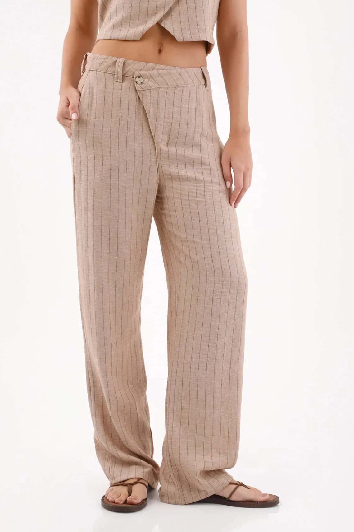 Pantalón para mujer en tela tipo lino beige fit amplio con cruce asimétrico