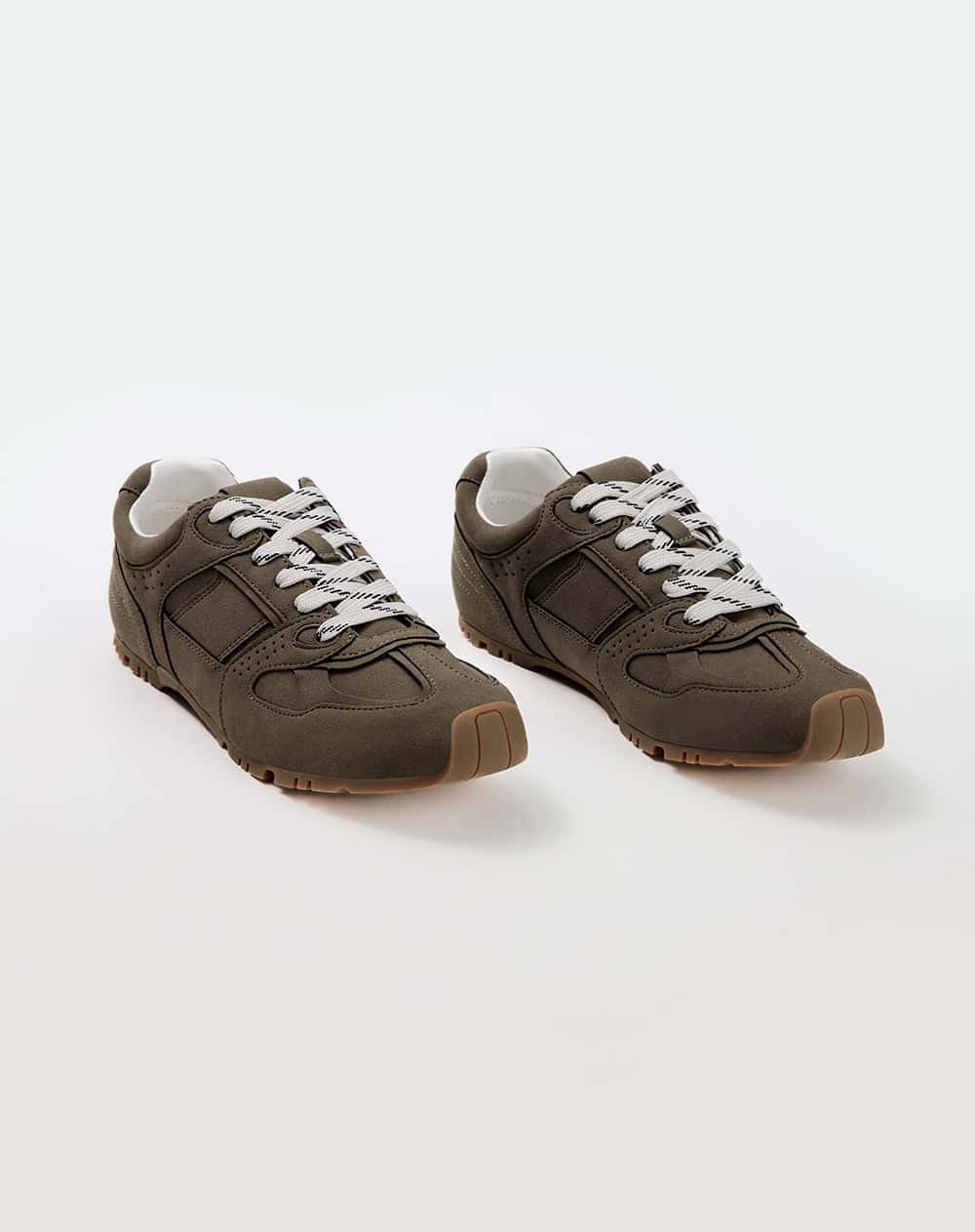 Tenis casuales tipo gamuza café mujer