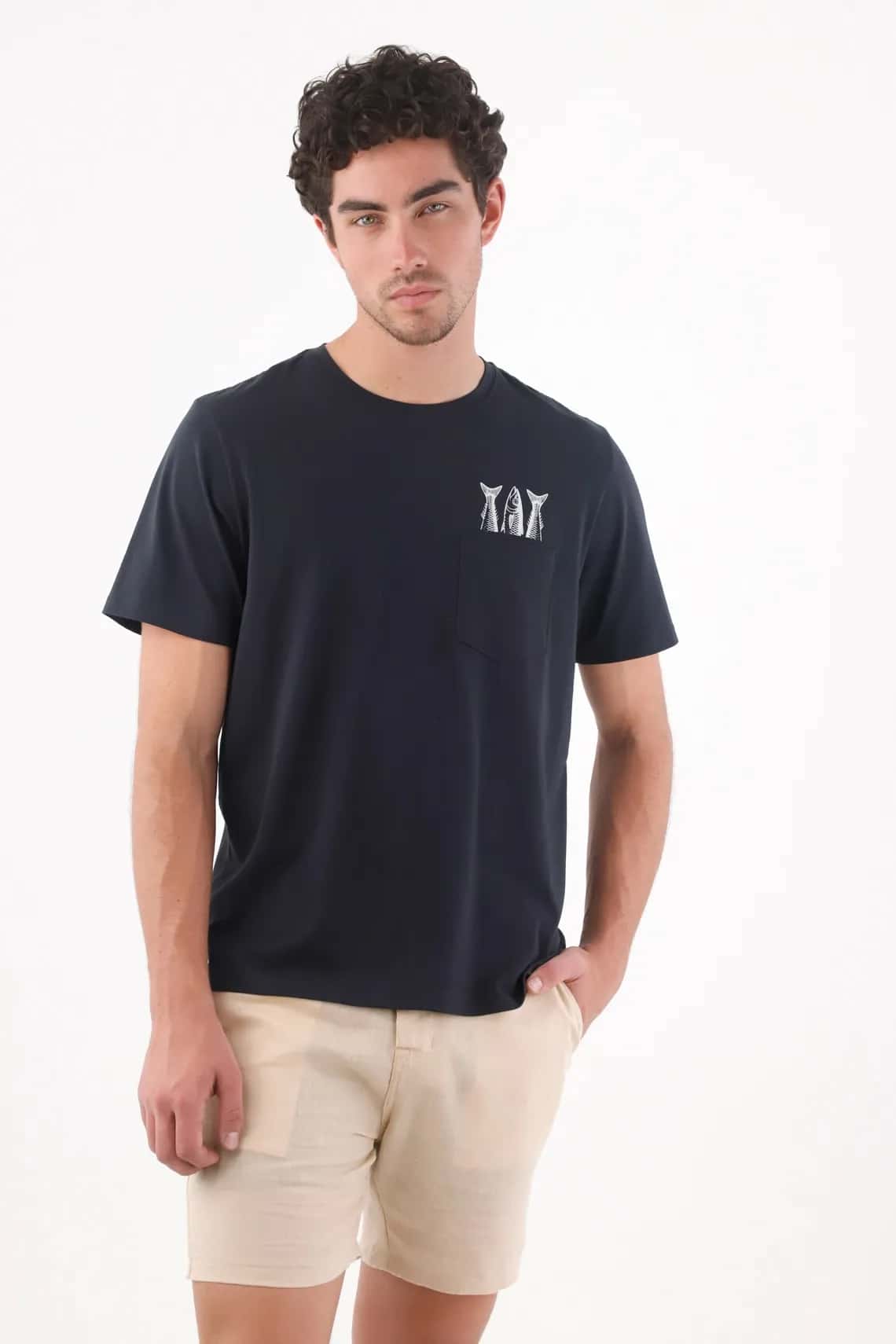 Camiseta regular con bolsillo y gráfico de peces de algodón azul marino para hombre