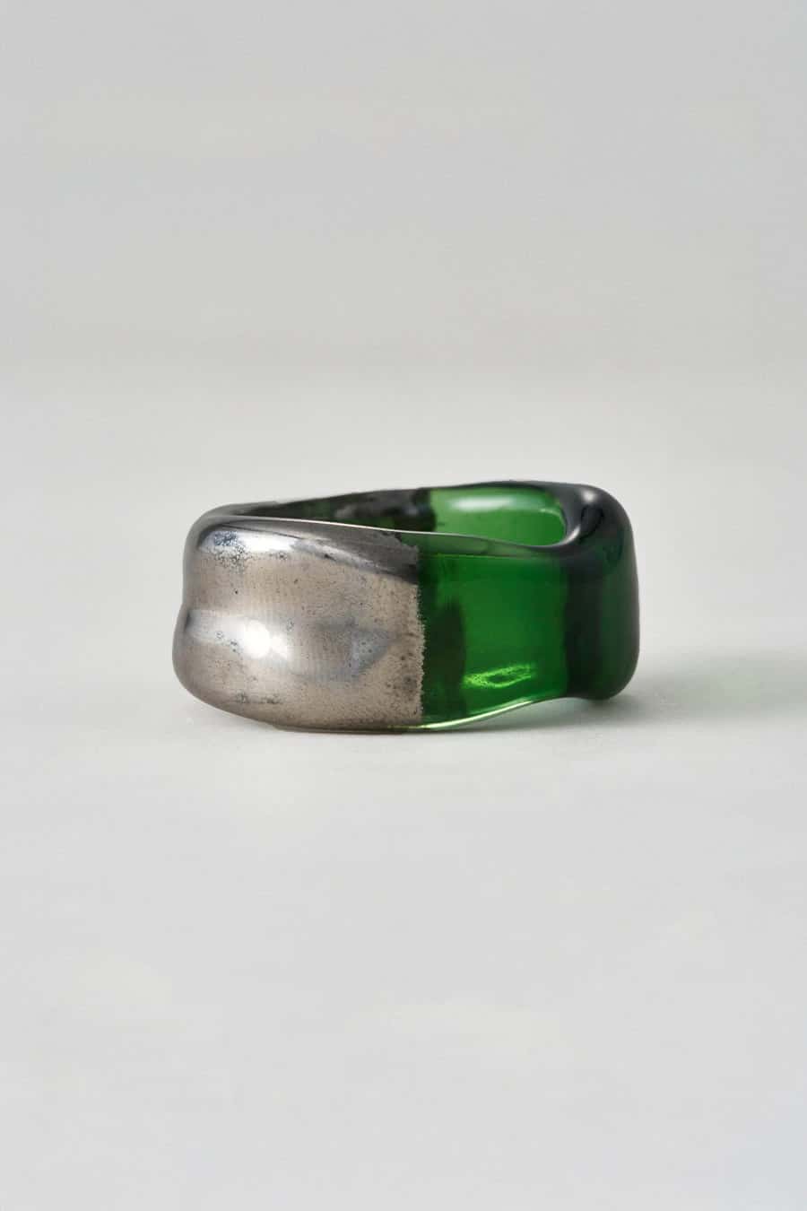 Anillo esmeralda en vidrio y oro blanco